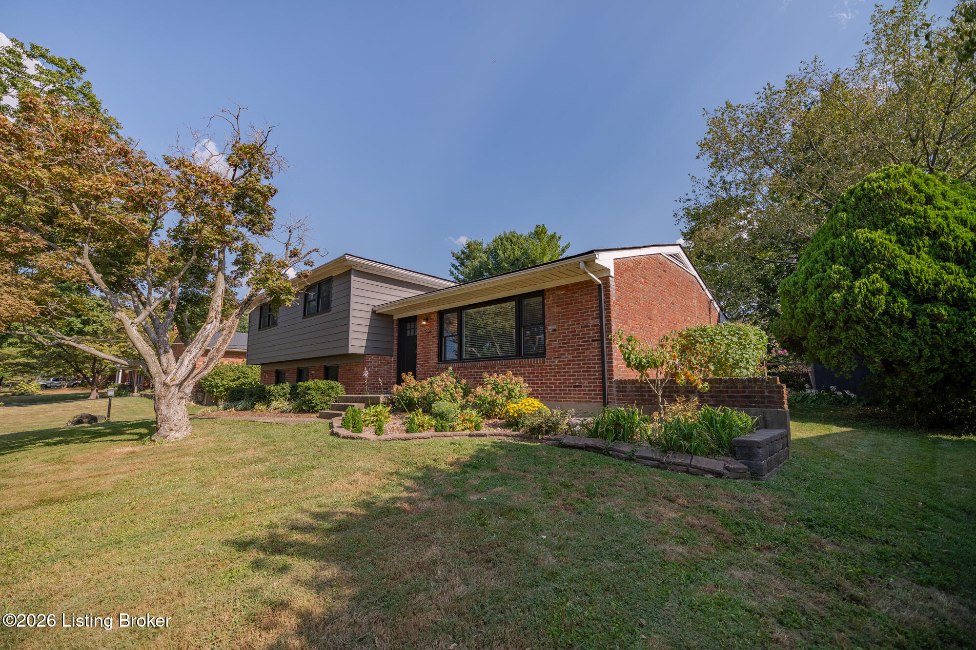 9812 Longwood Cir Property Photo 4