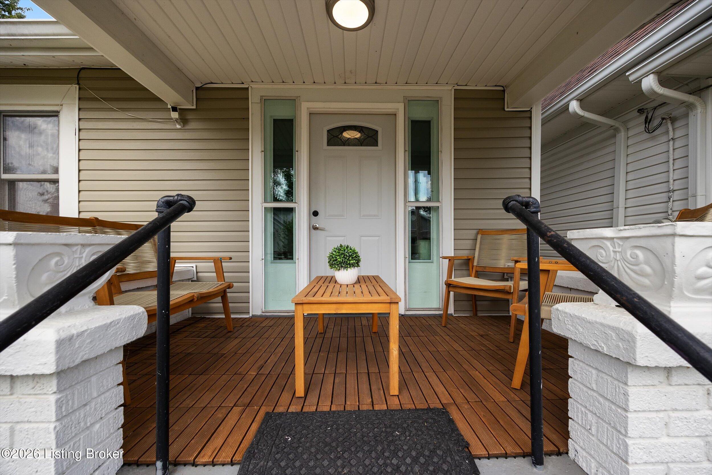 2313 W Lee St Property Photo 2