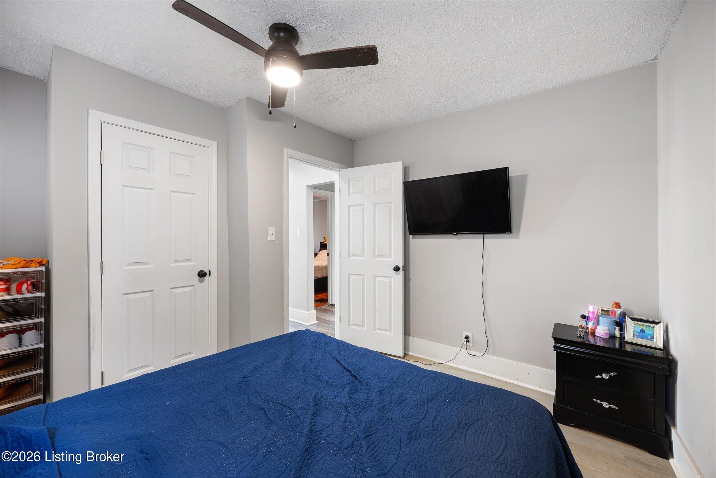 2313 W Lee St Property Photo 11