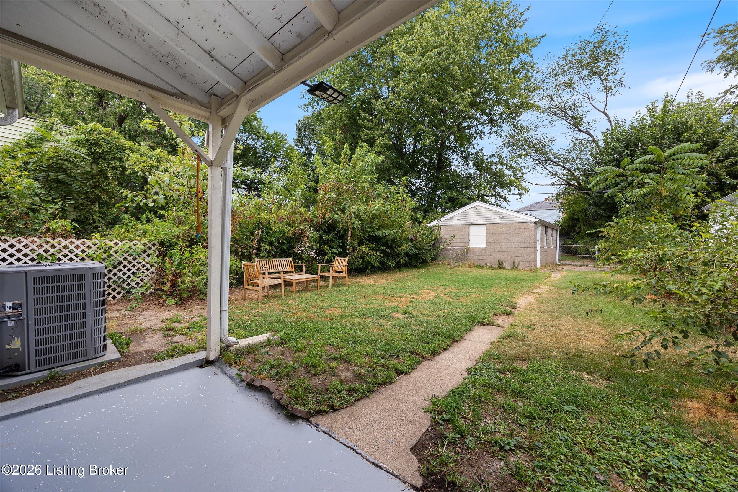 2313 W Lee St Property Photo 22
