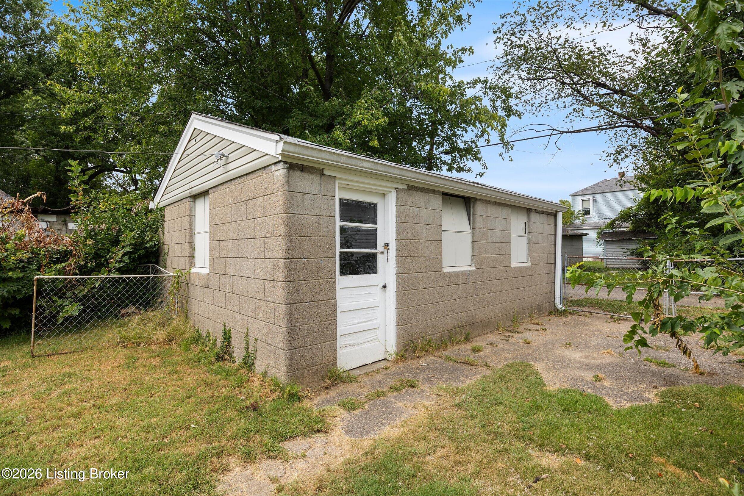 2313 W Lee St Property Photo 23