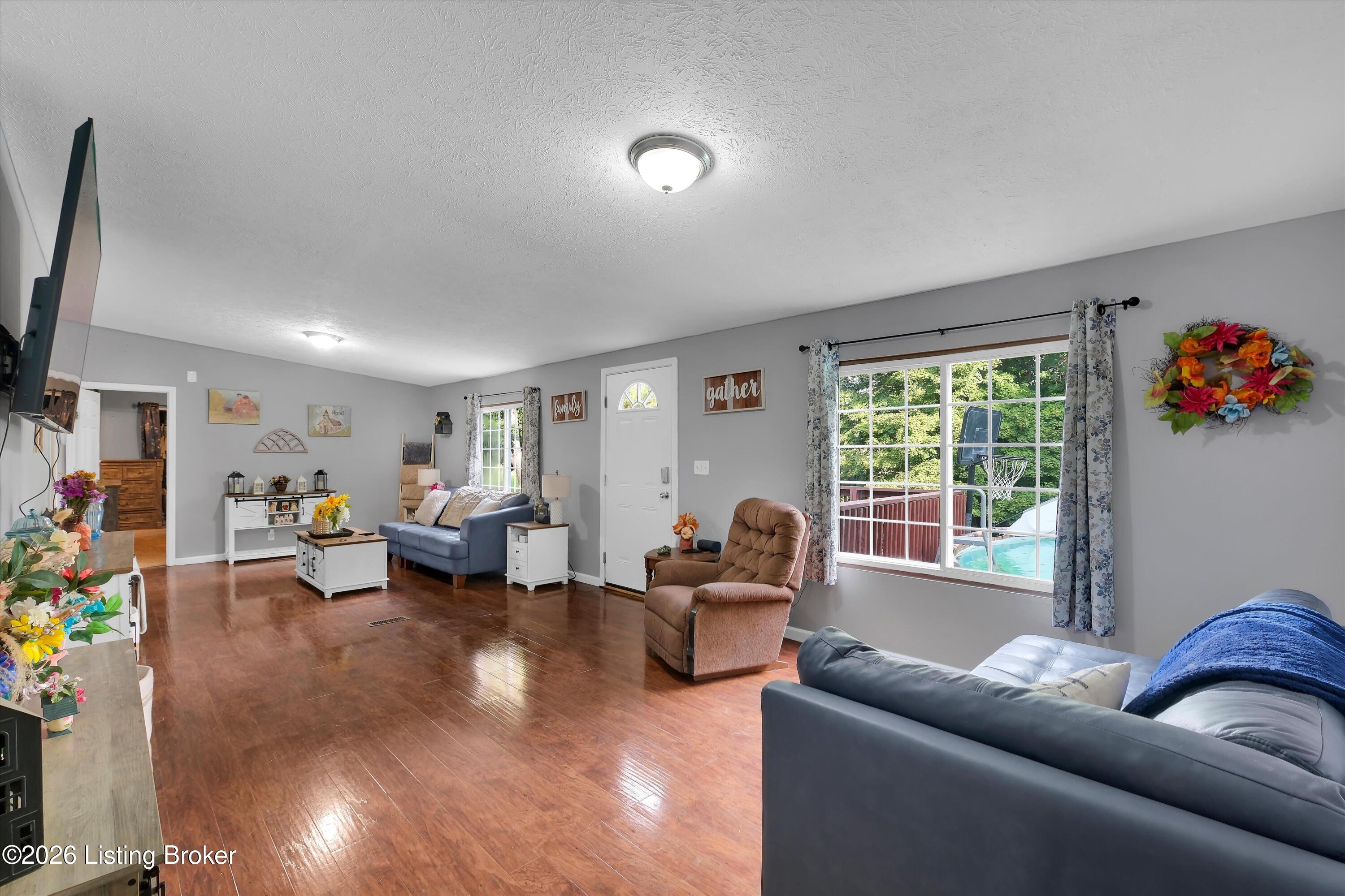 435 Thompson Ln Property Photo 6