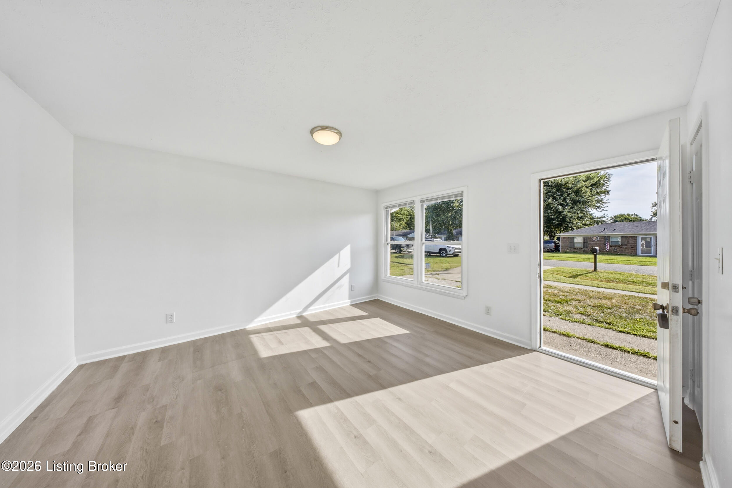 10914 Waycross Ave Property Photo 8