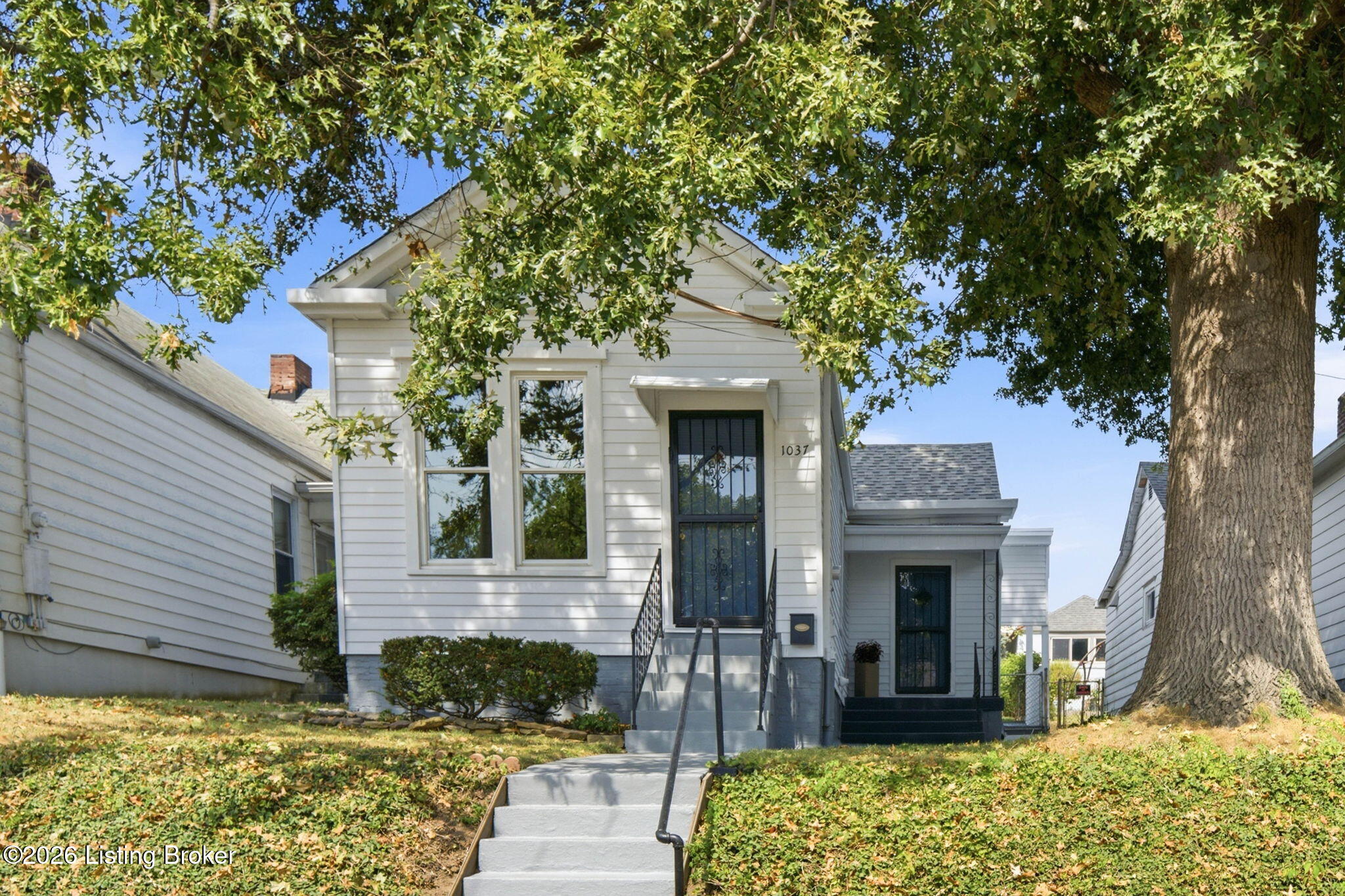 1037 Highland Ave Property Photo 1