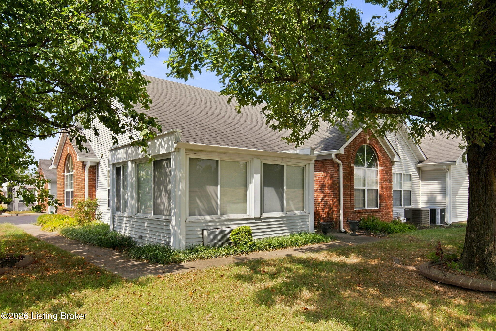 3919 Village Green Dr Property Photo 2