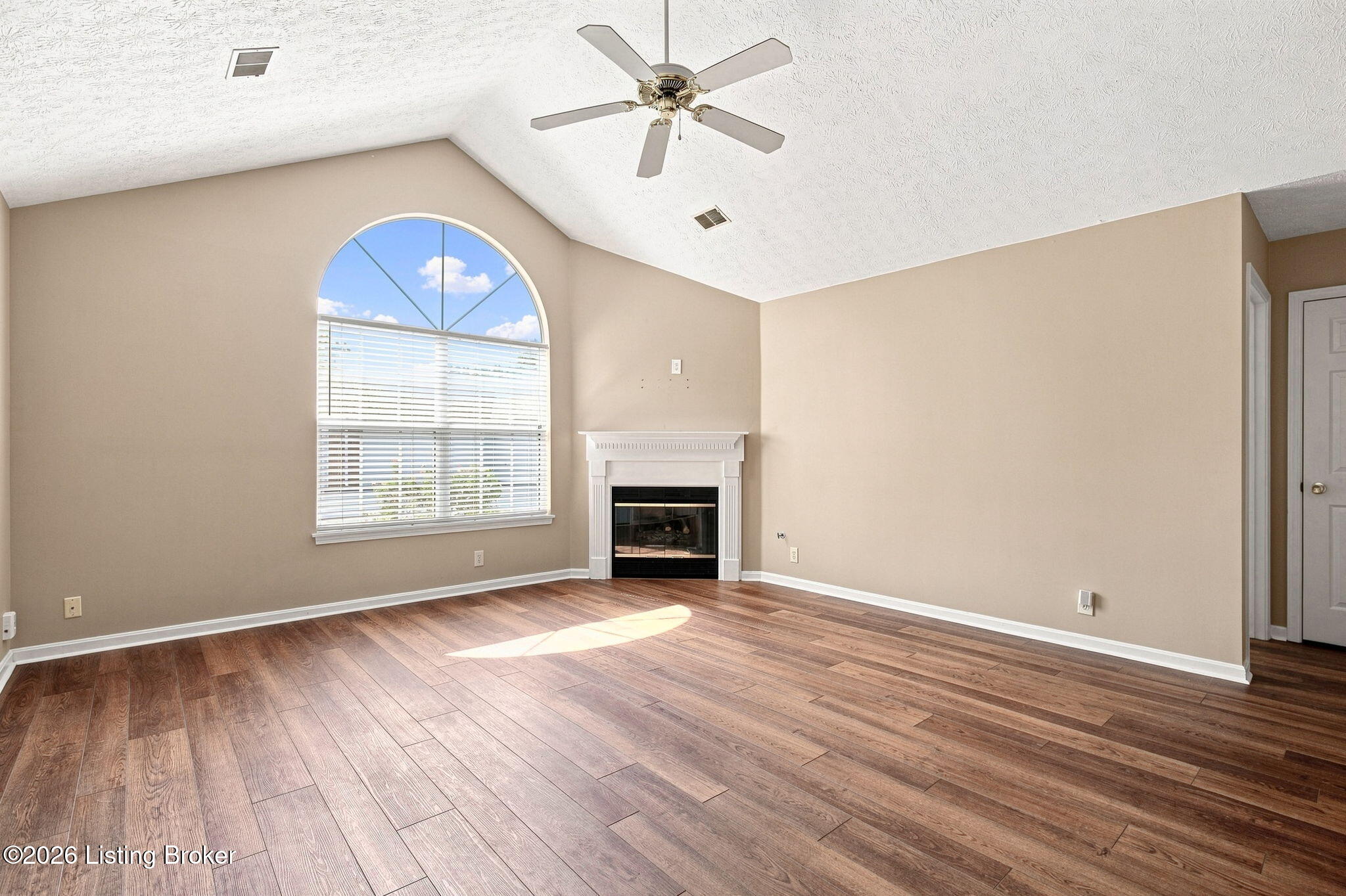 3919 Village Green Dr Property Photo 3