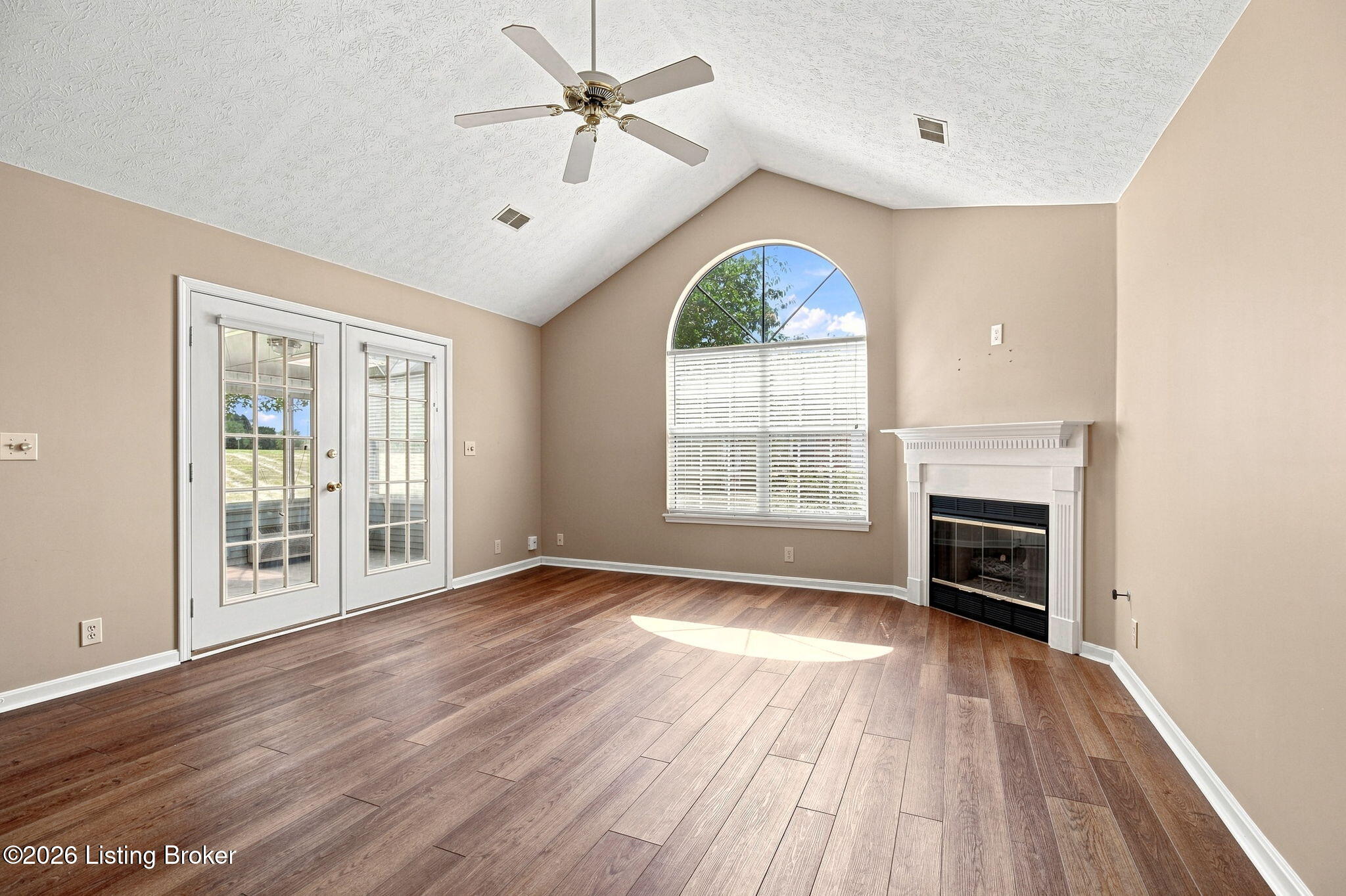3919 Village Green Dr Property Photo 5
