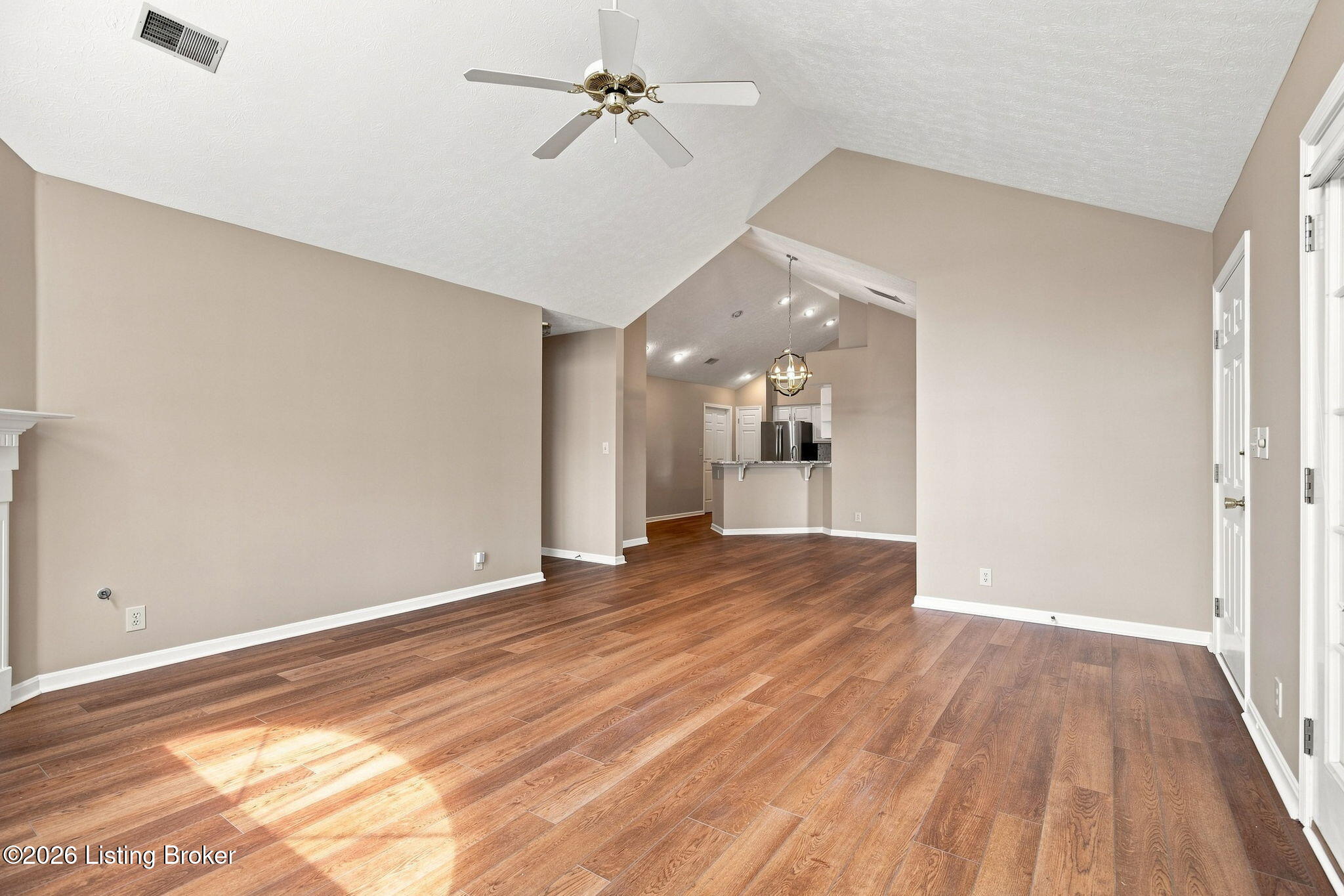 3919 Village Green Dr Property Photo 6