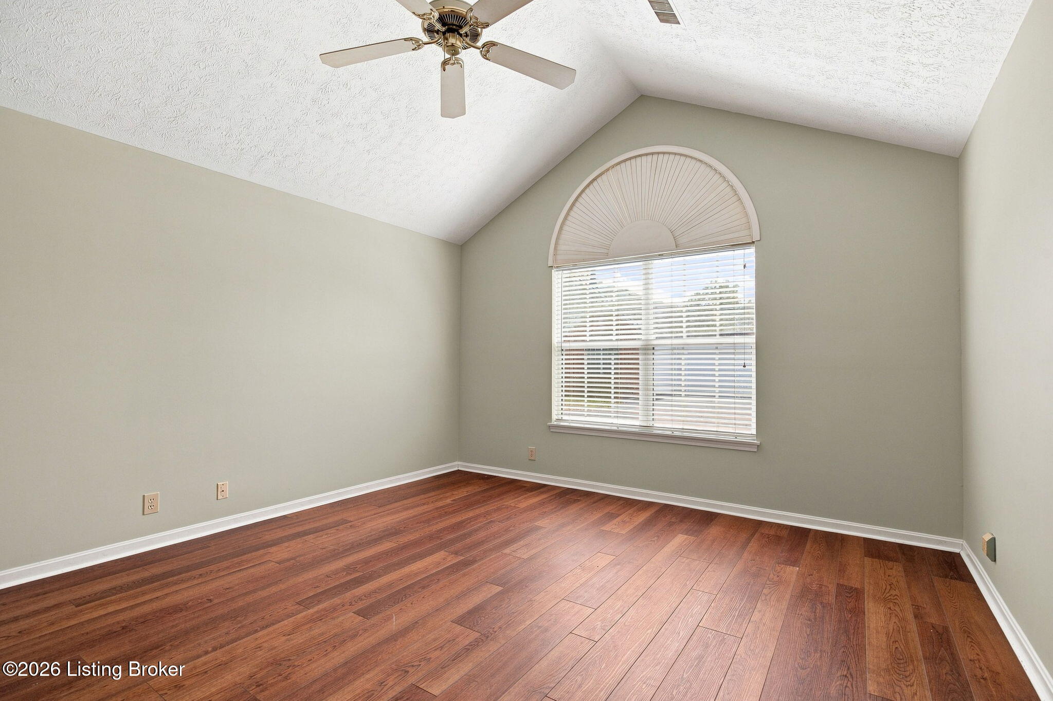3919 Village Green Dr Property Photo 13