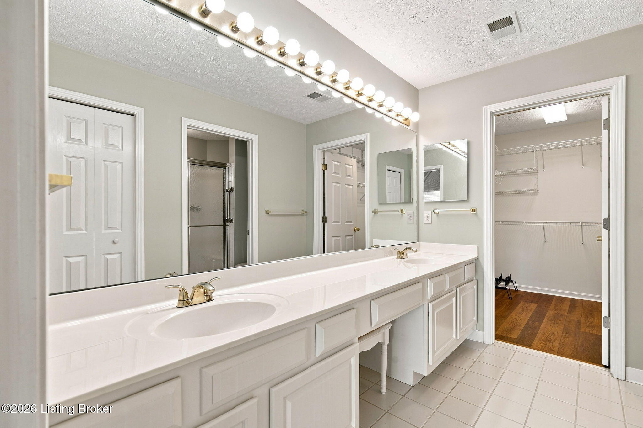 3919 Village Green Dr Property Photo 16