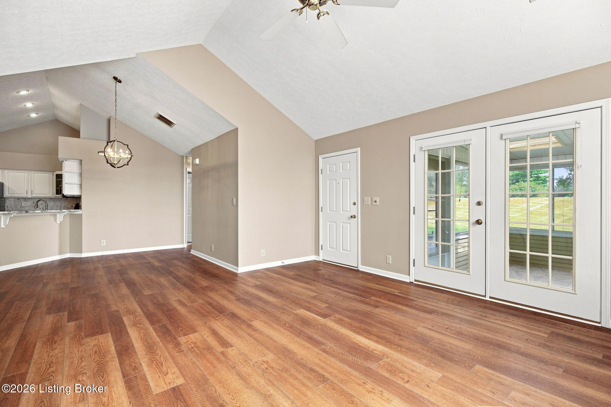 3919 Village Green Dr Property Photo 18