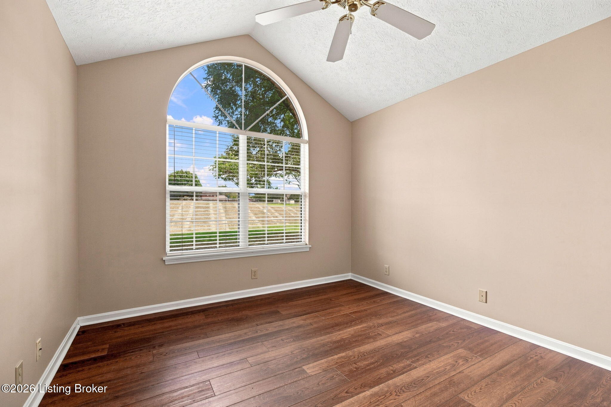 3919 Village Green Dr Property Photo 24
