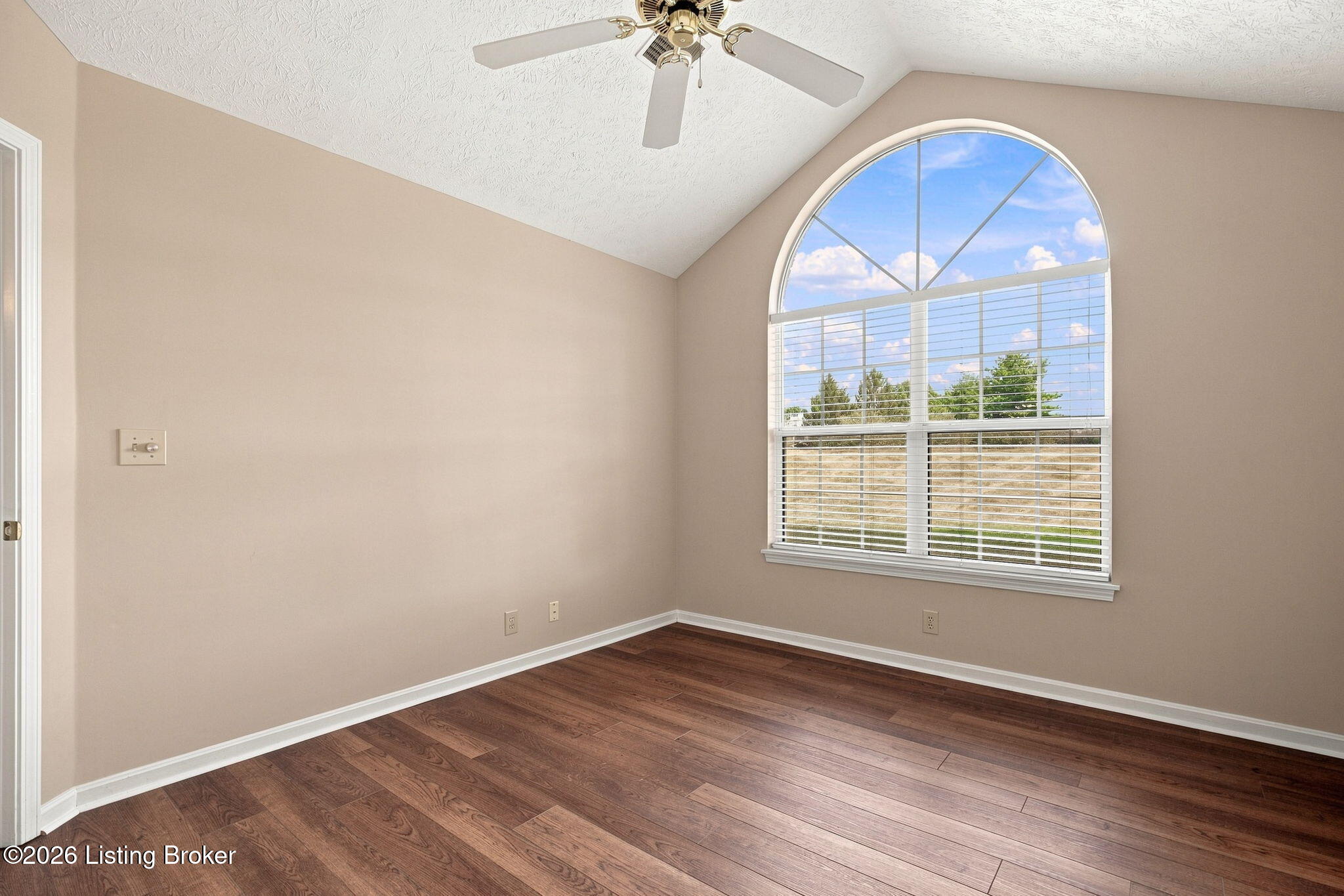 3919 Village Green Dr Property Photo 26