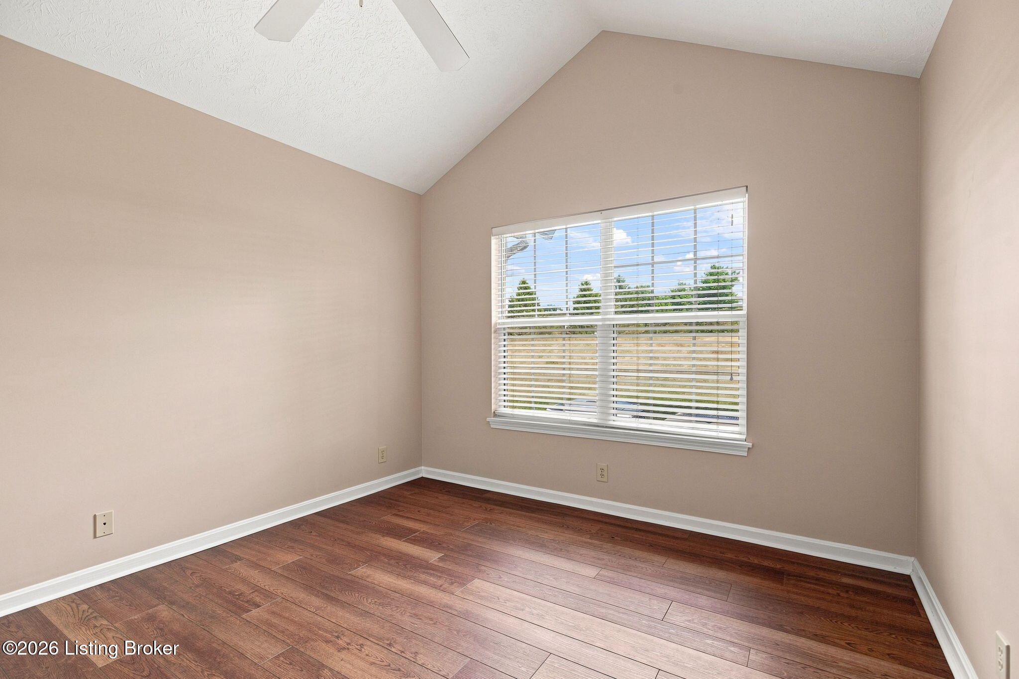 3919 Village Green Dr Property Photo 29