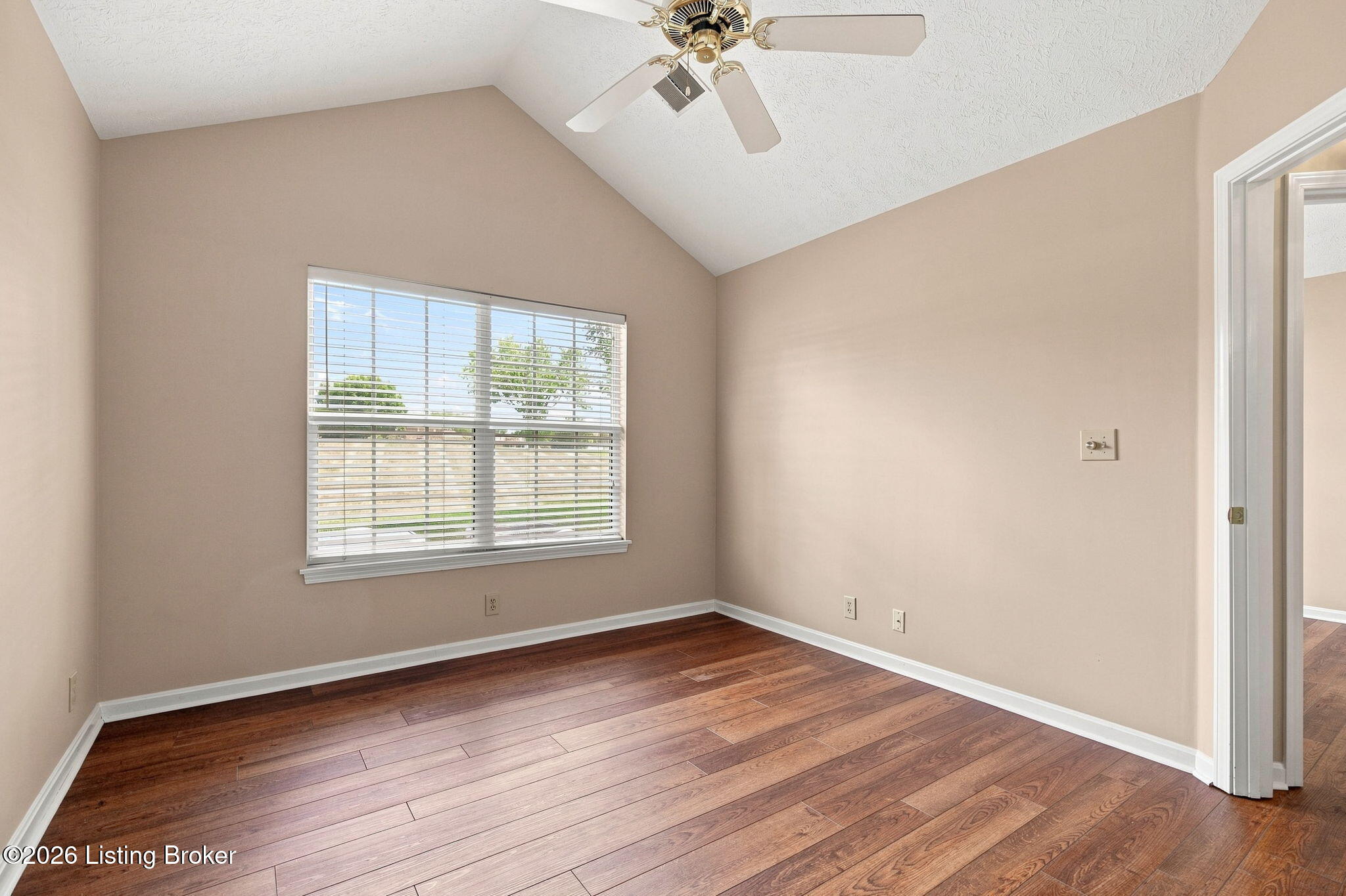 3919 Village Green Dr Property Photo 31
