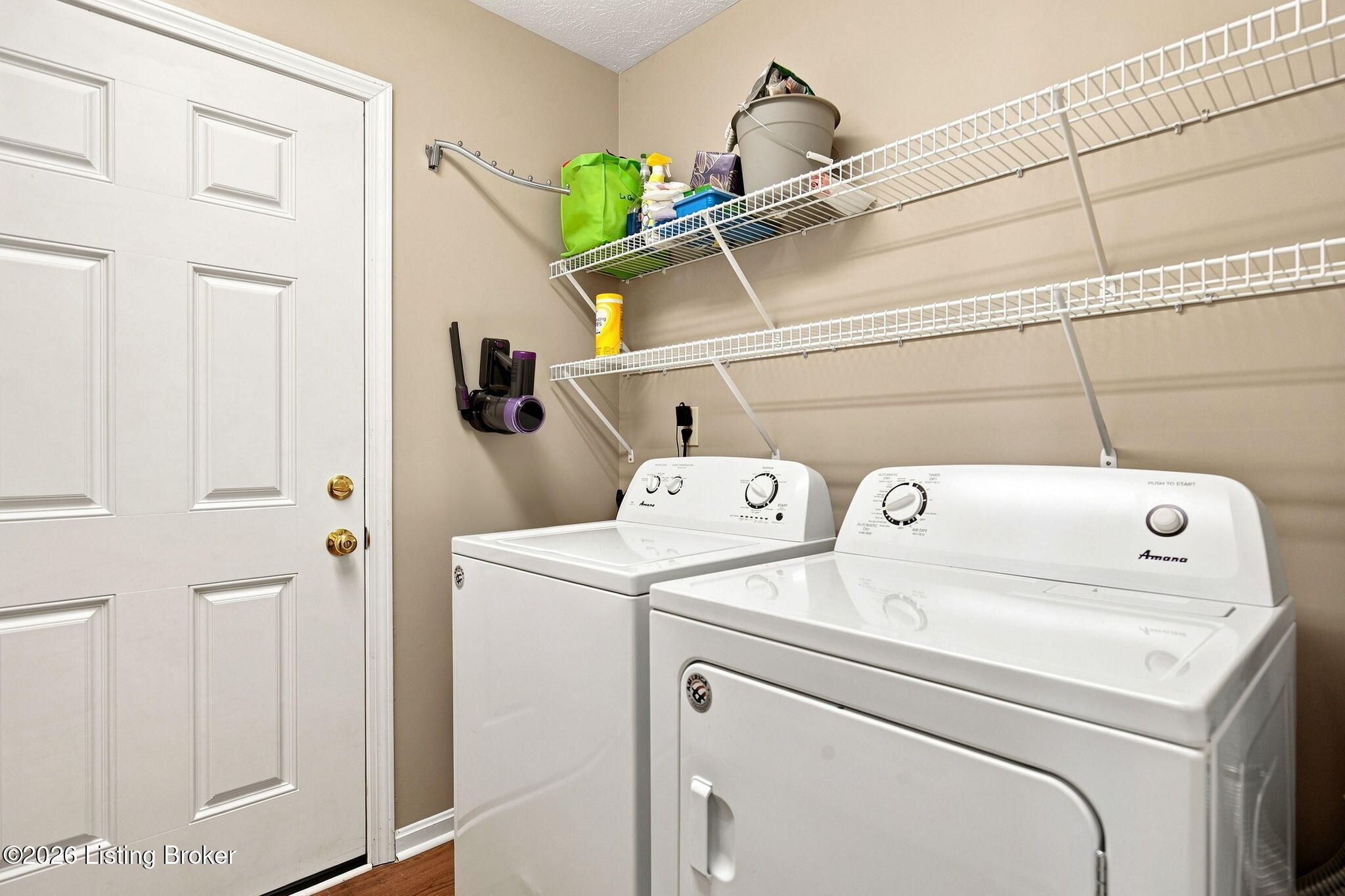 3919 Village Green Dr Property Photo 33