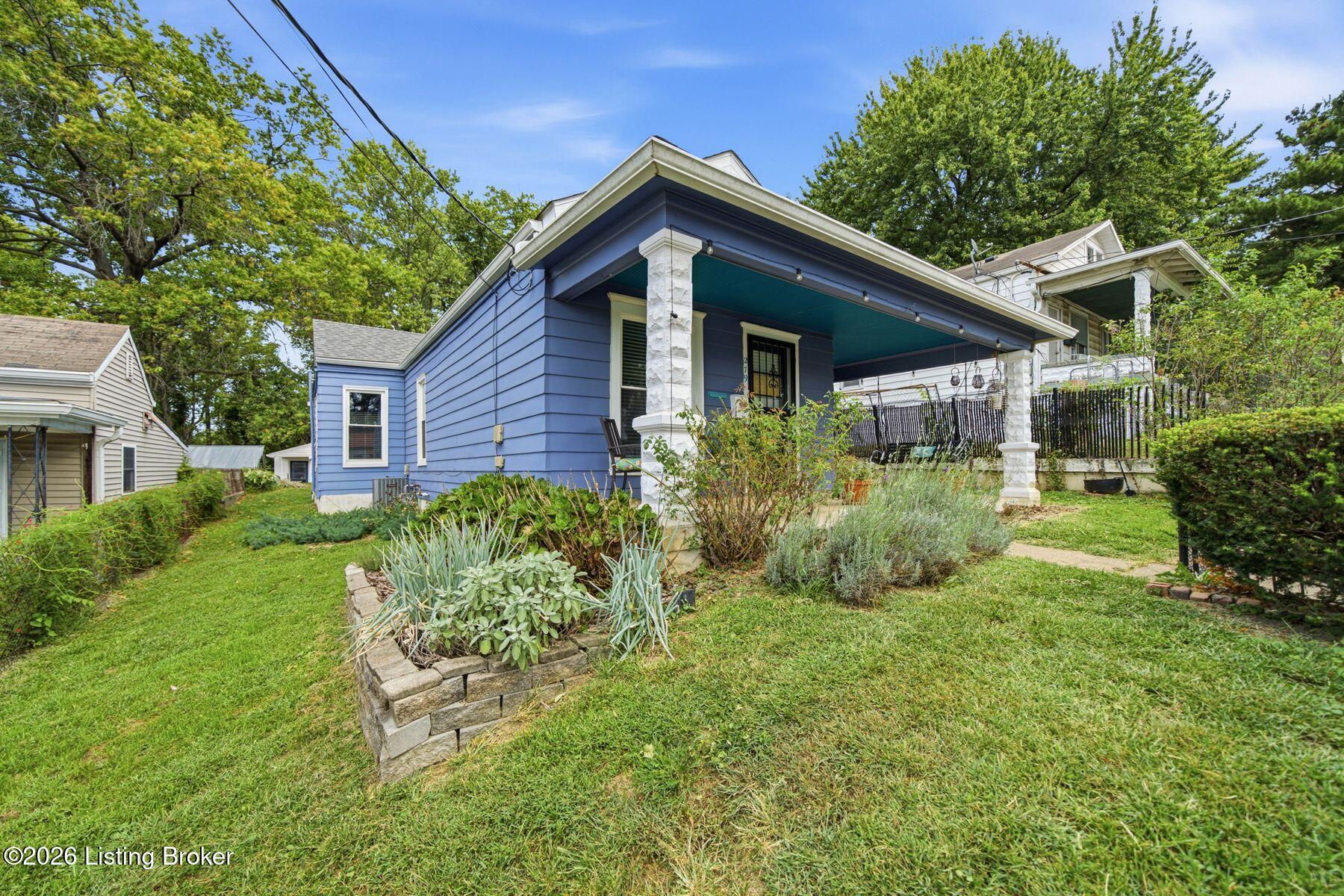 279 Thompson Ave Property Photo 4