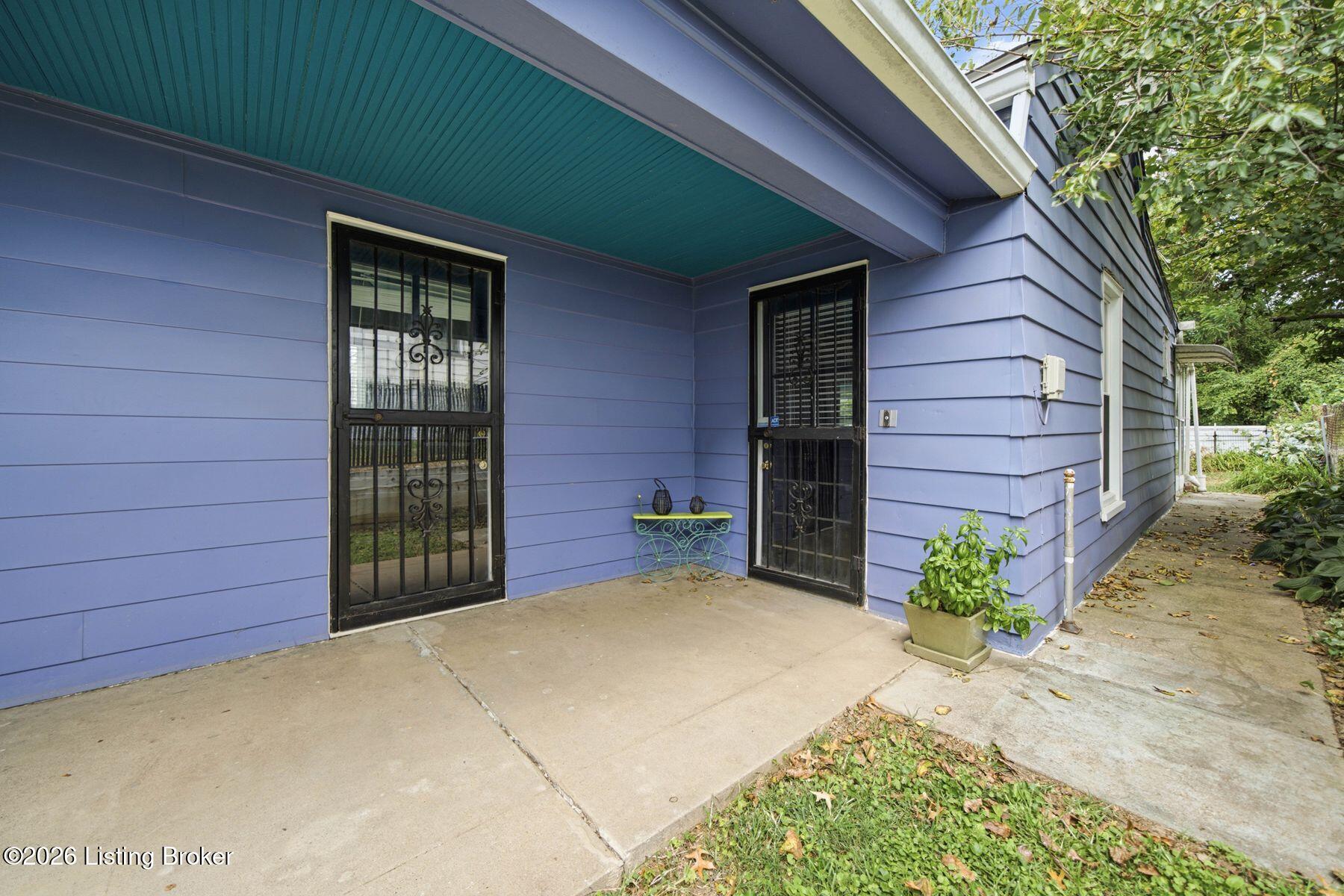 279 Thompson Ave Property Photo 8
