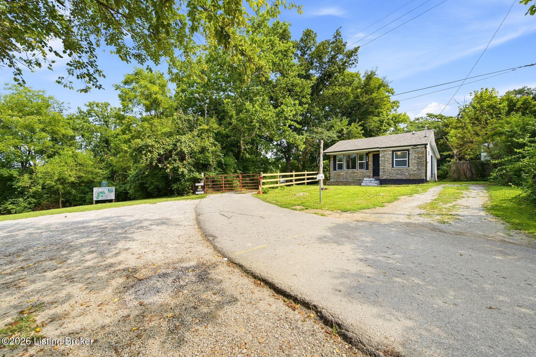 403 Maple Ct Property Photo 4