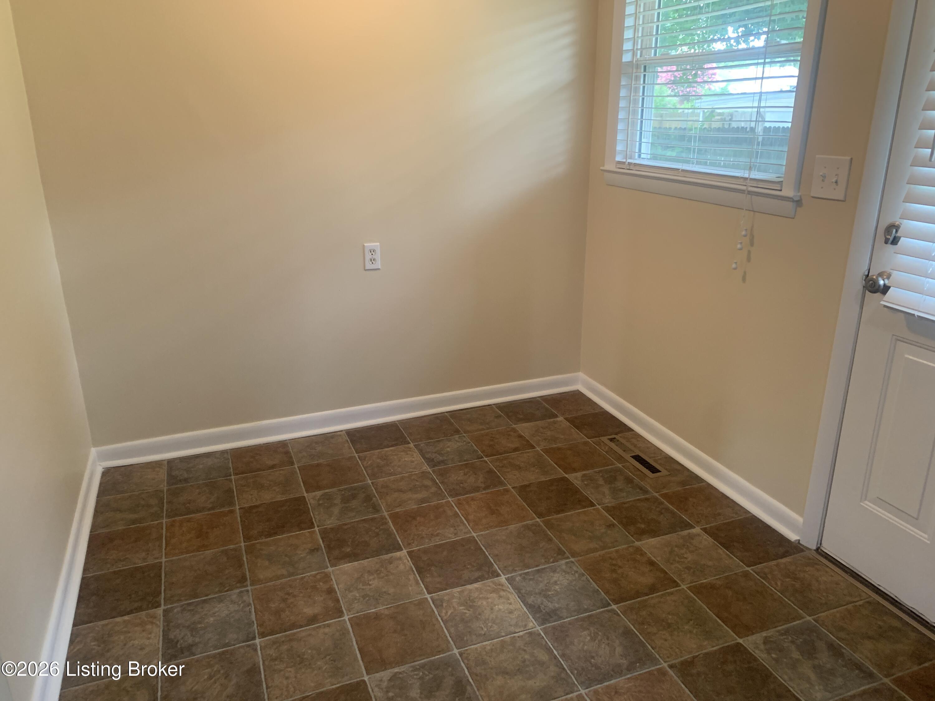 2611 Gardiner Ln Property Photo 6