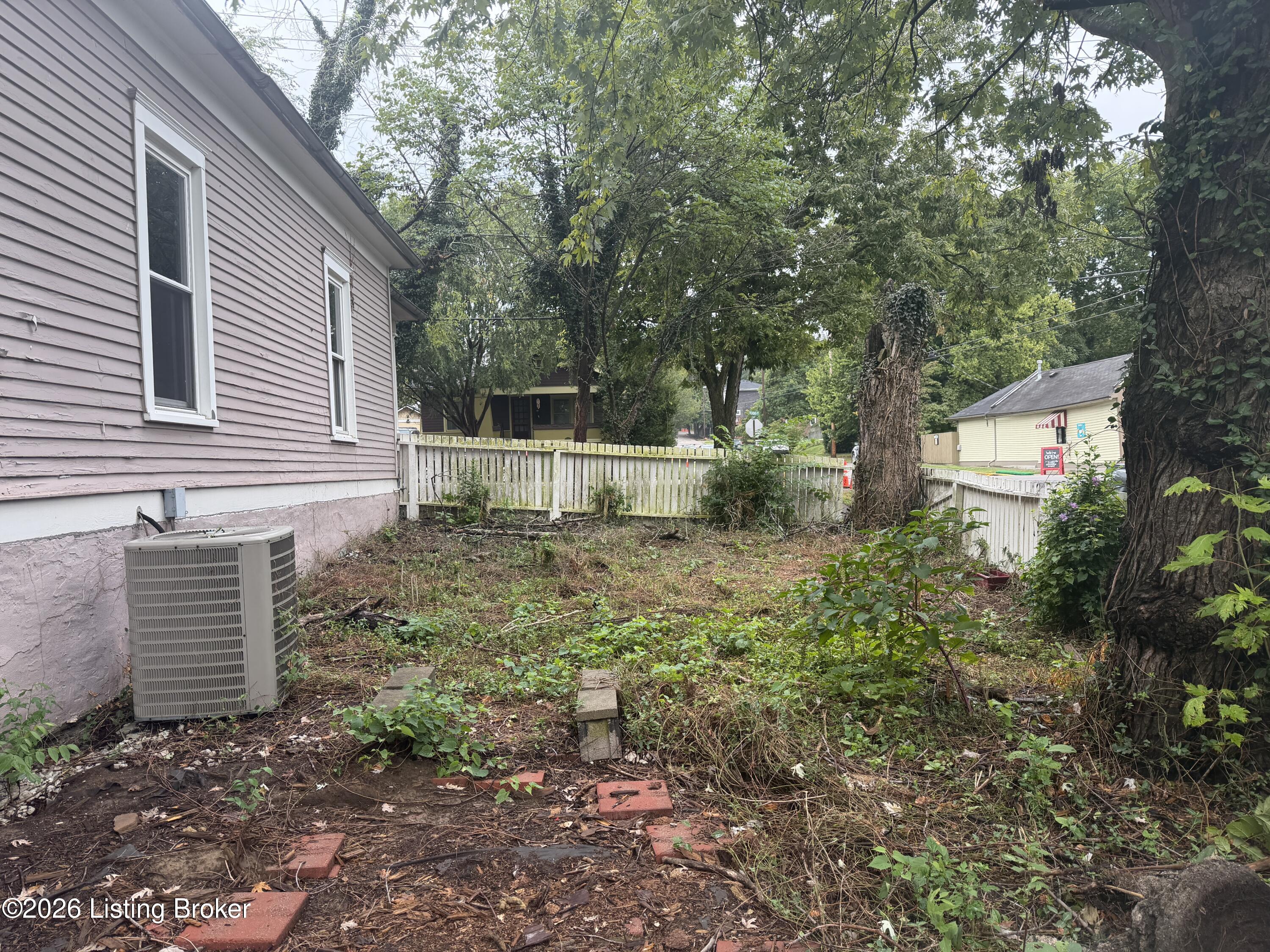 202 E Todd St Property Photo 4