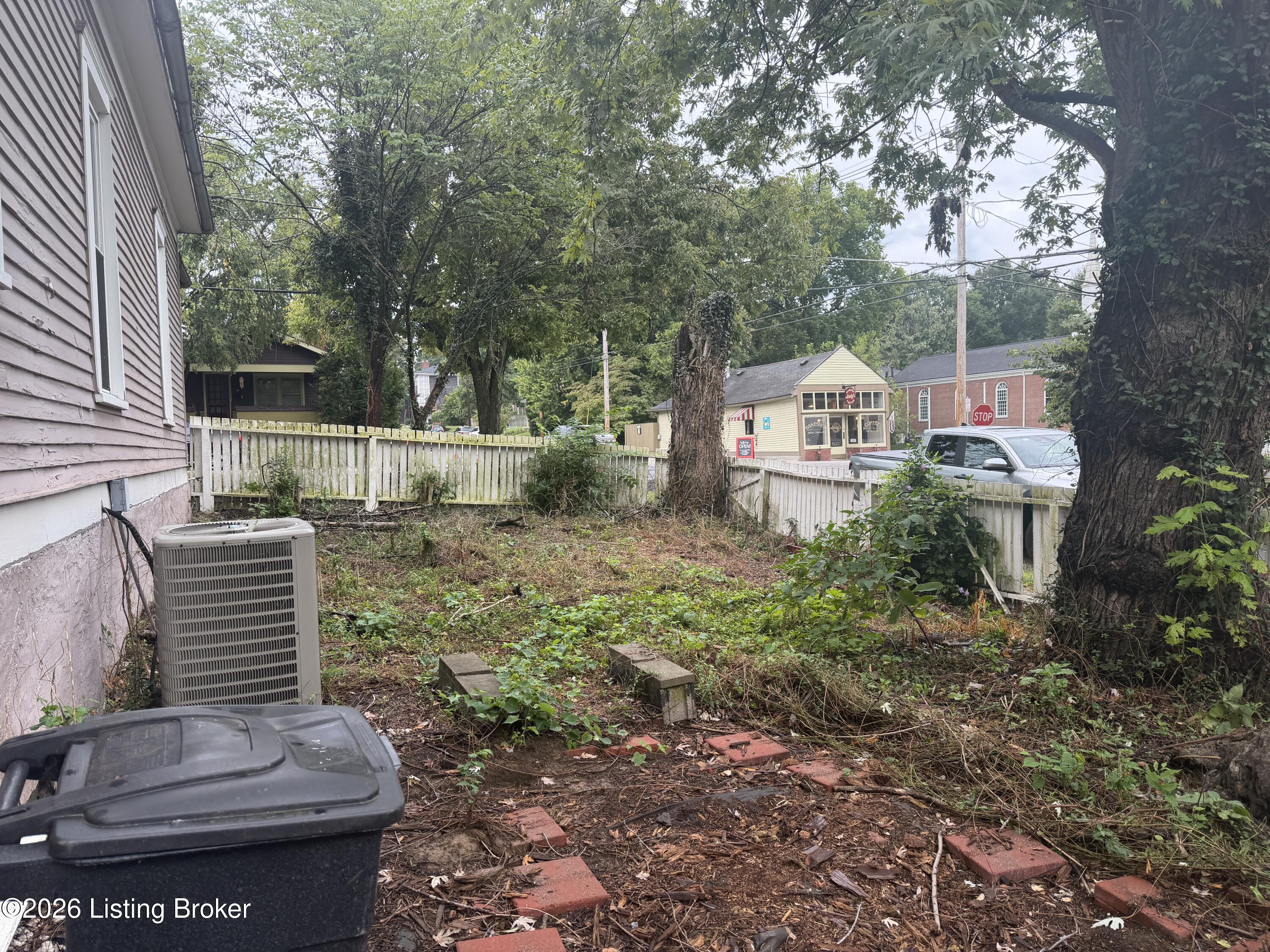 202 E Todd St Property Photo 5