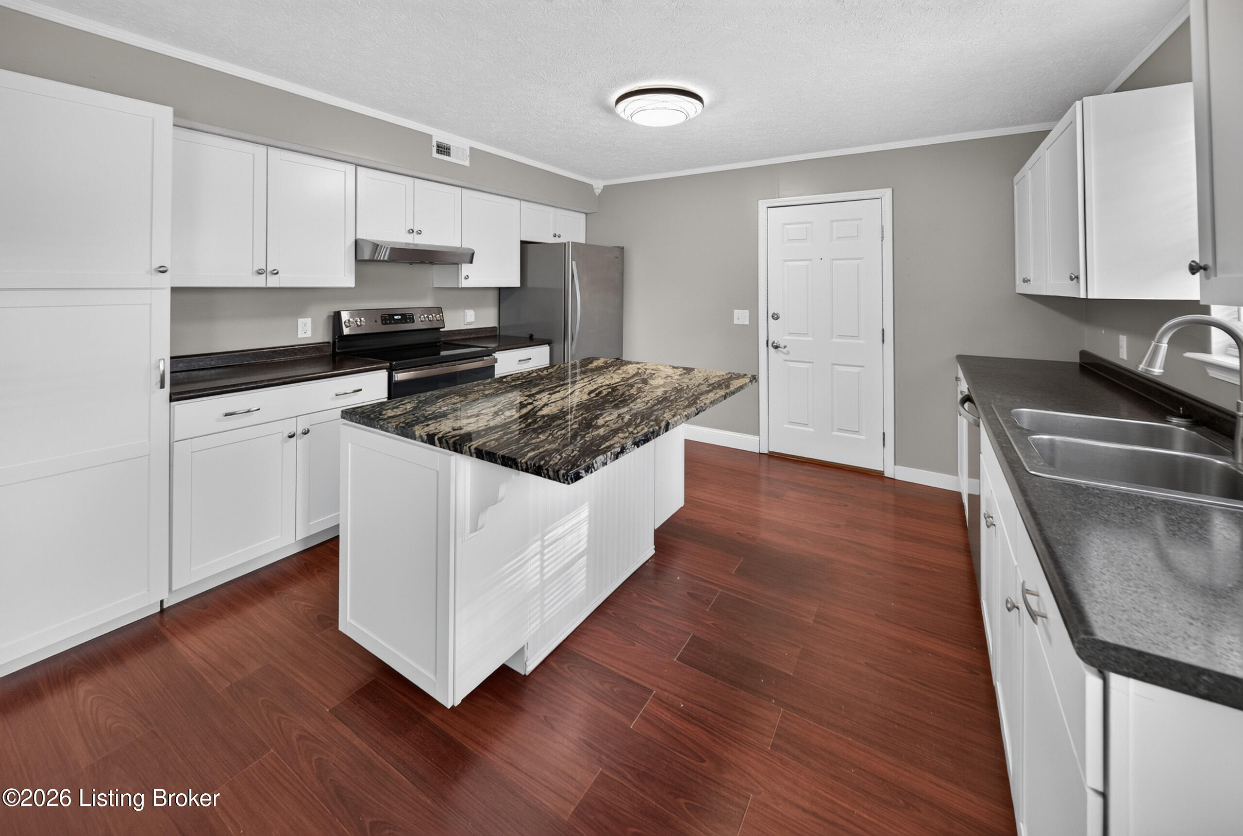 200 Scarlet Ave Property Photo 6