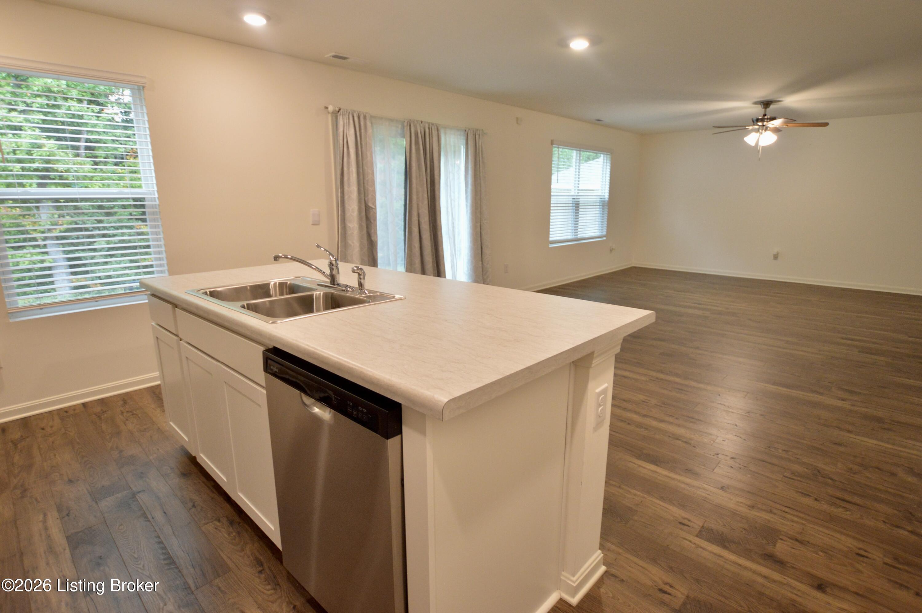 136 Coral Springs Pkwy Property Photo 10