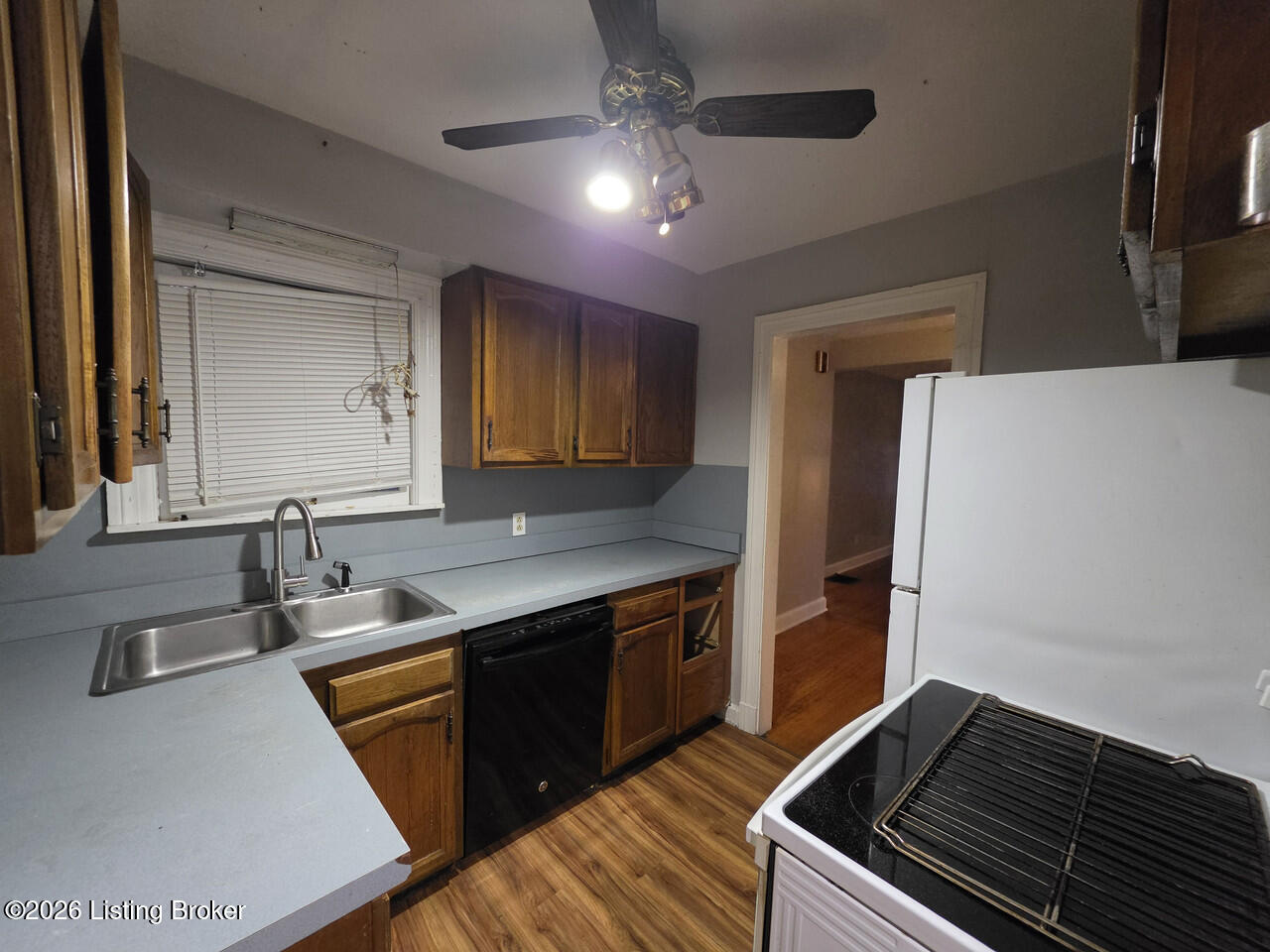 3928 Kennison Ave Property Photo 3
