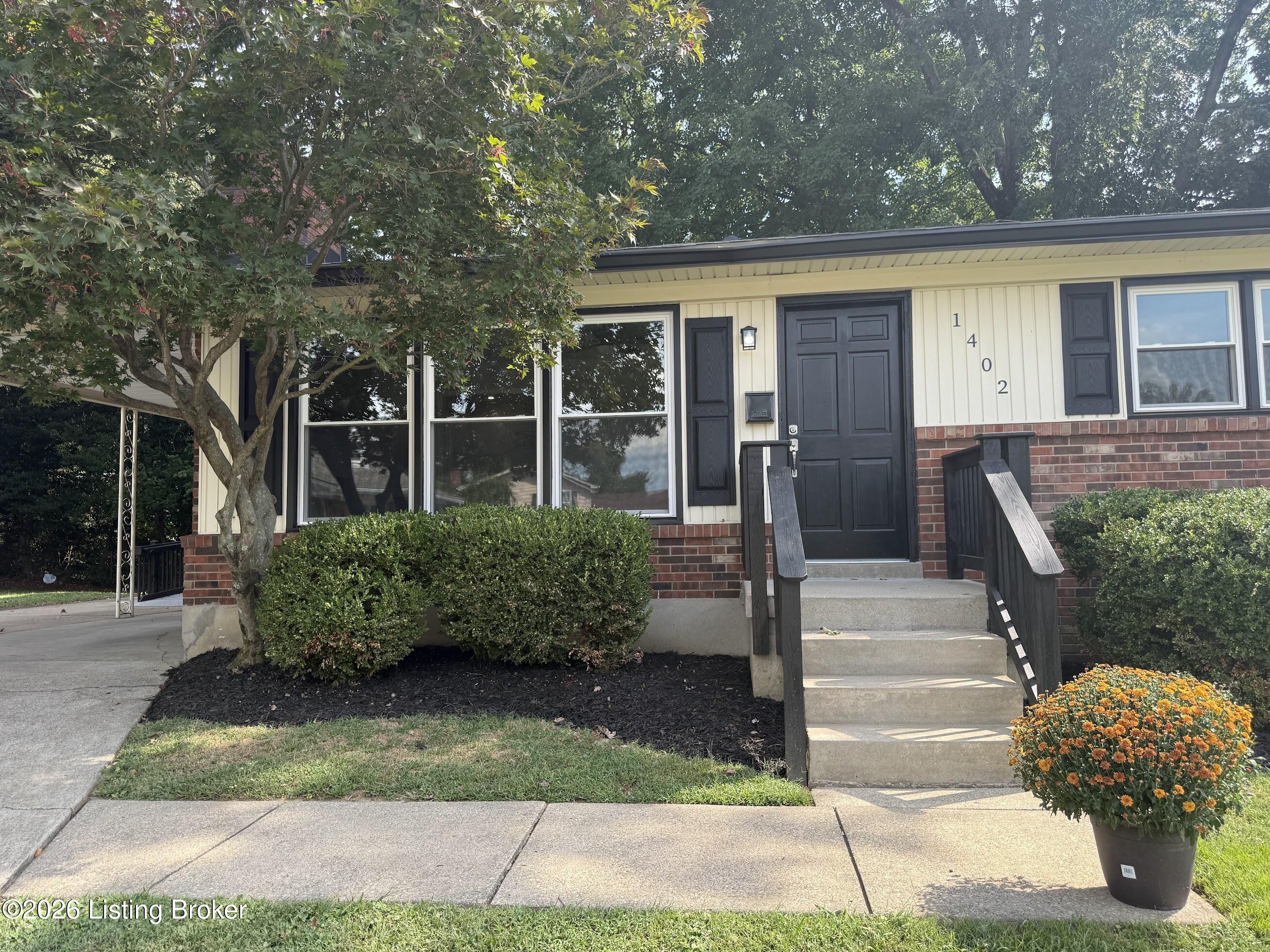 1402 Cloverhills Dr Property Photo 1