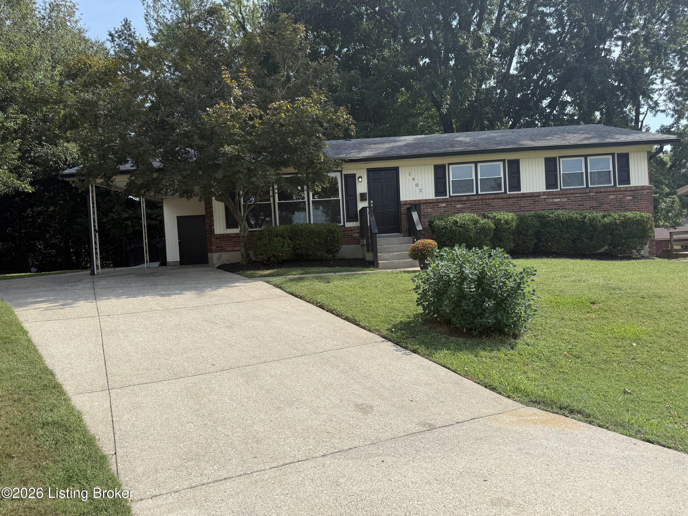 1402 Cloverhills Dr Property Photo 1