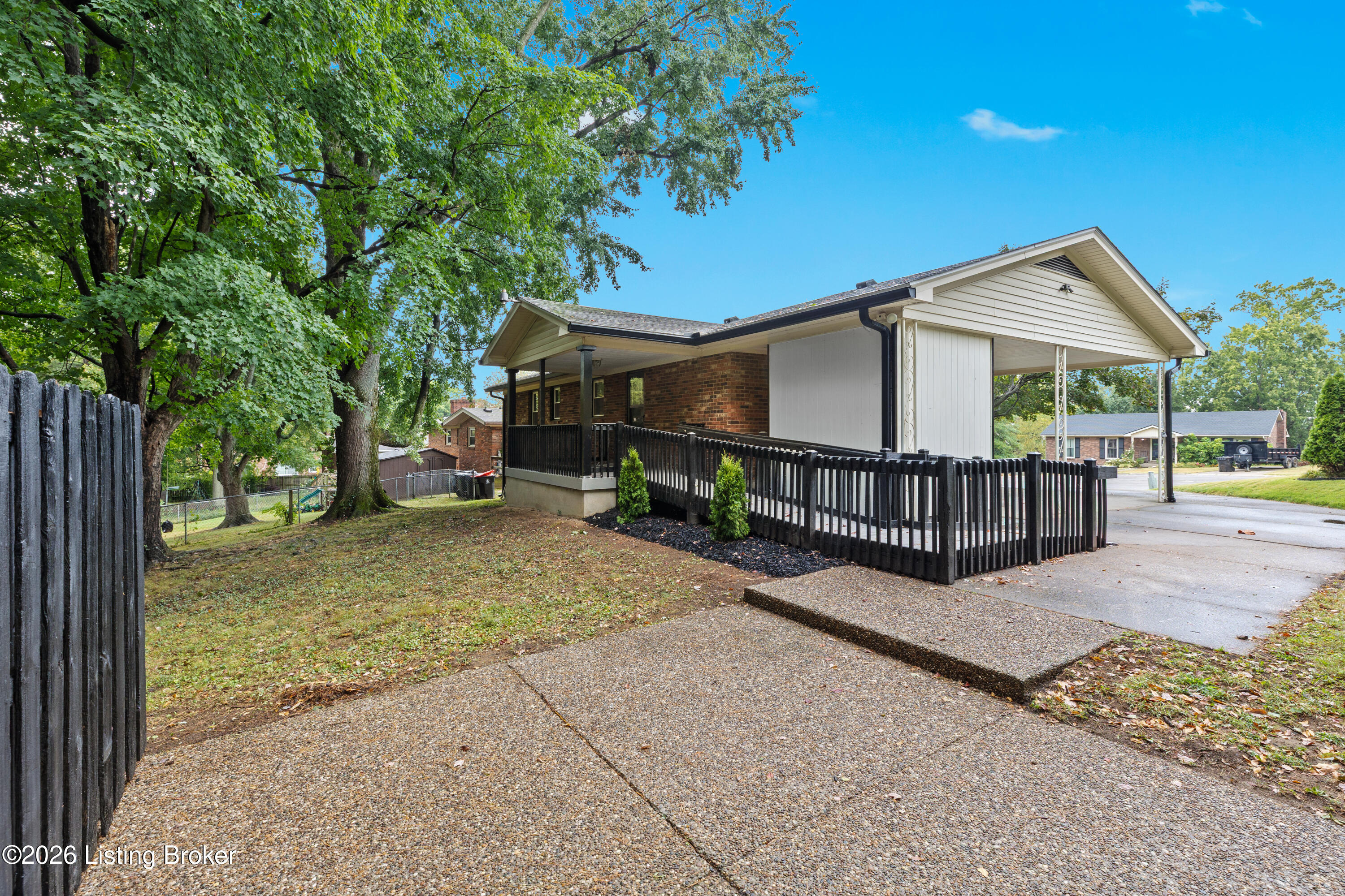 1402 Cloverhills Dr Property Photo 2