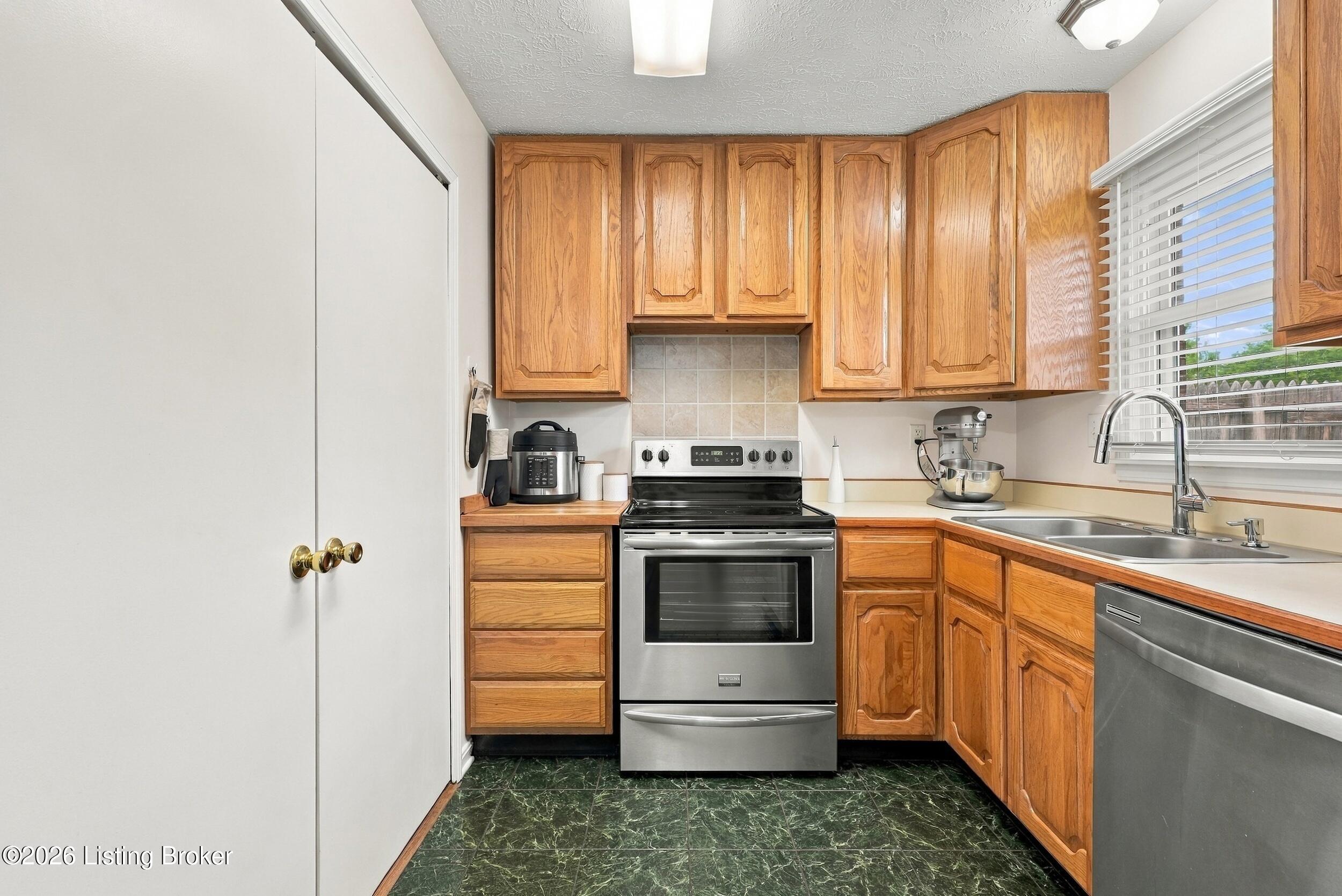9801 Barnlake Dr Property Photo 25