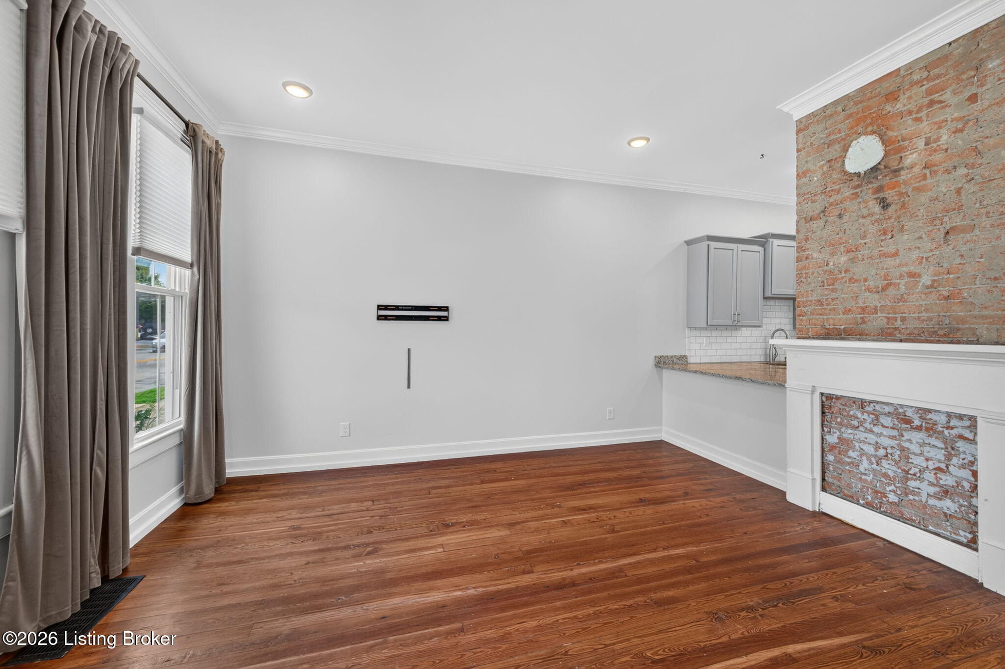 1122 E Burnett Ave Property Photo 4