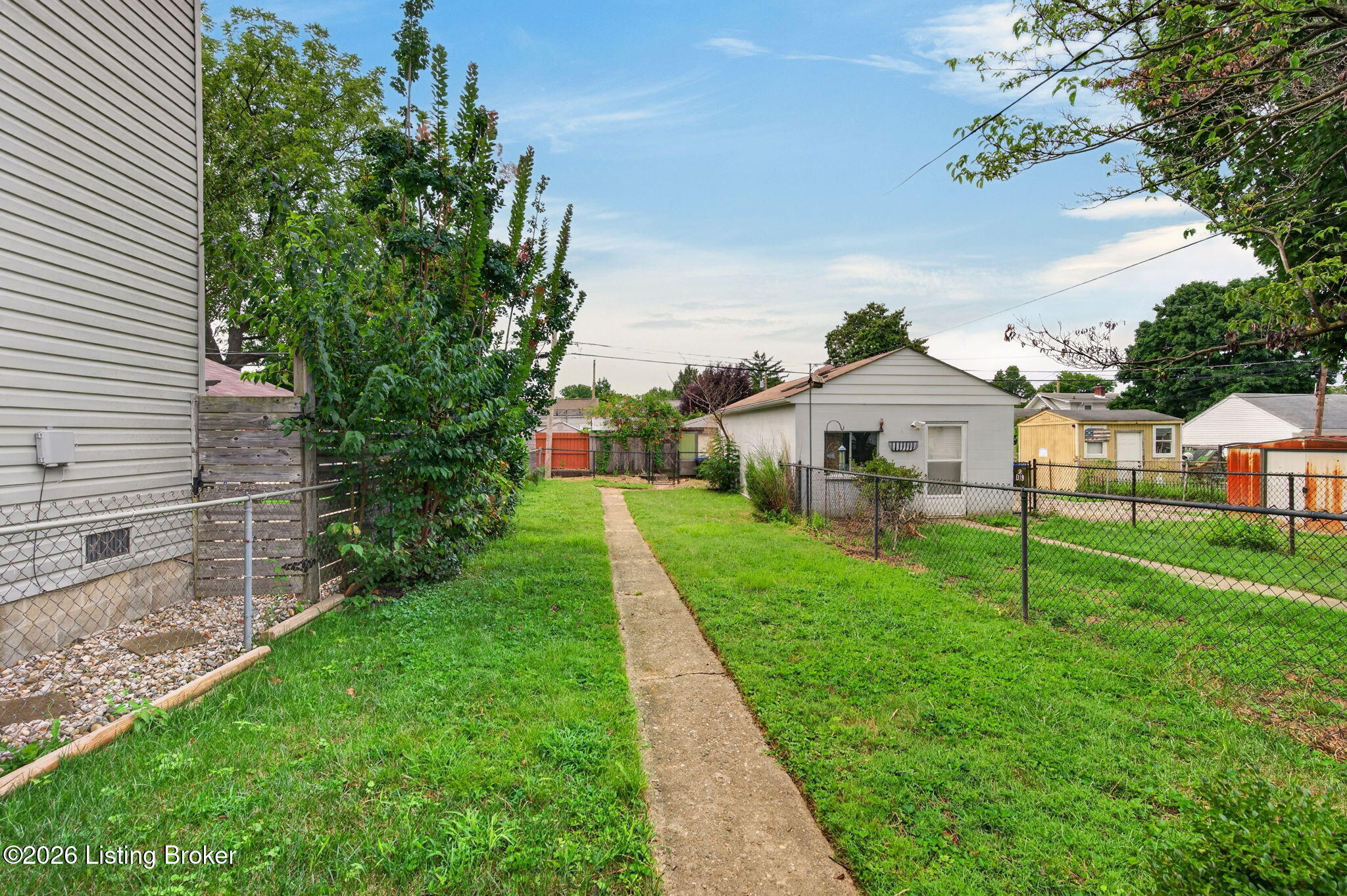 1122 E Burnett Ave Property Photo 25