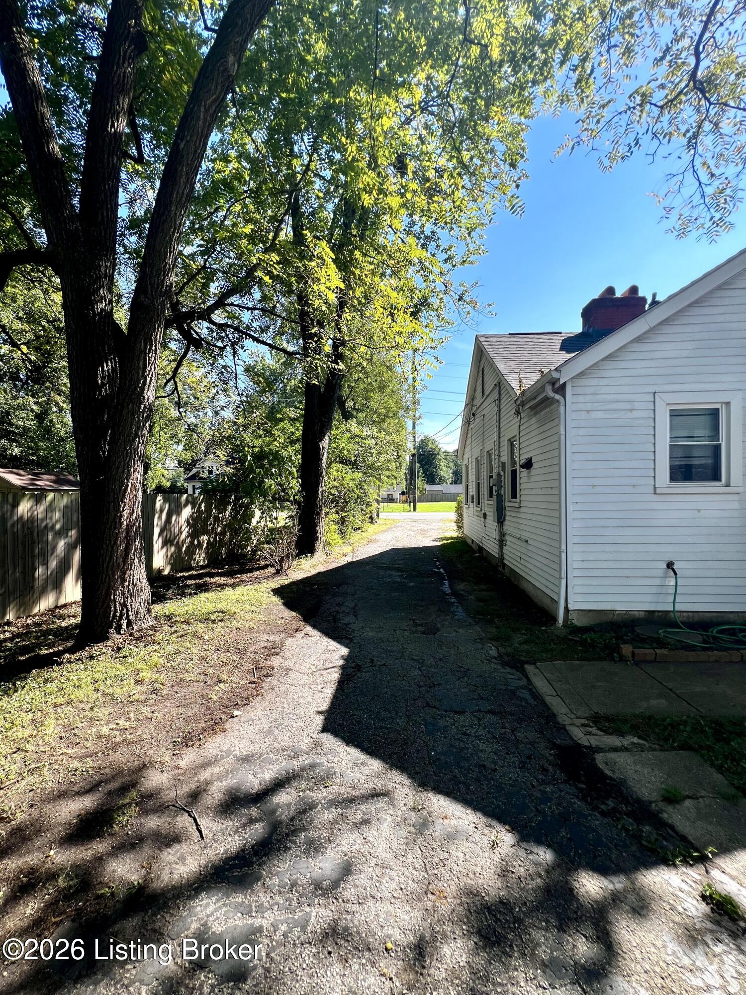 4815 Greenwood Rd Property Photo 4