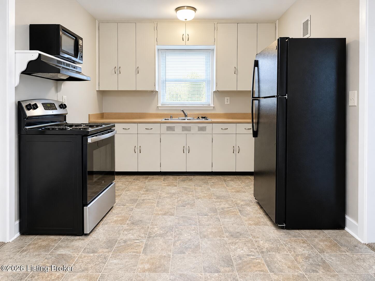 210 Breckenridge Ln 2 Property Photo 3