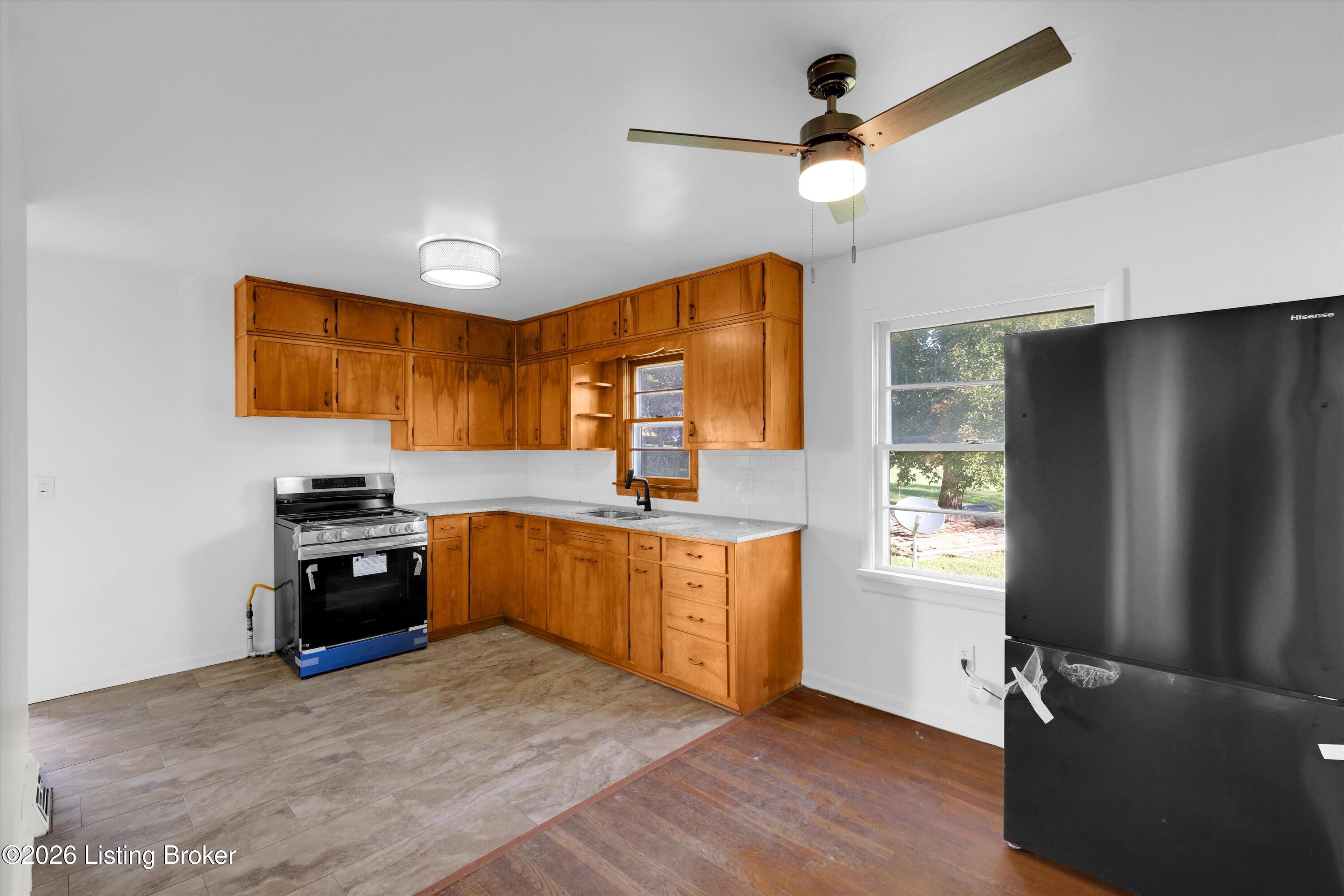 24 W College St Property Photo 9