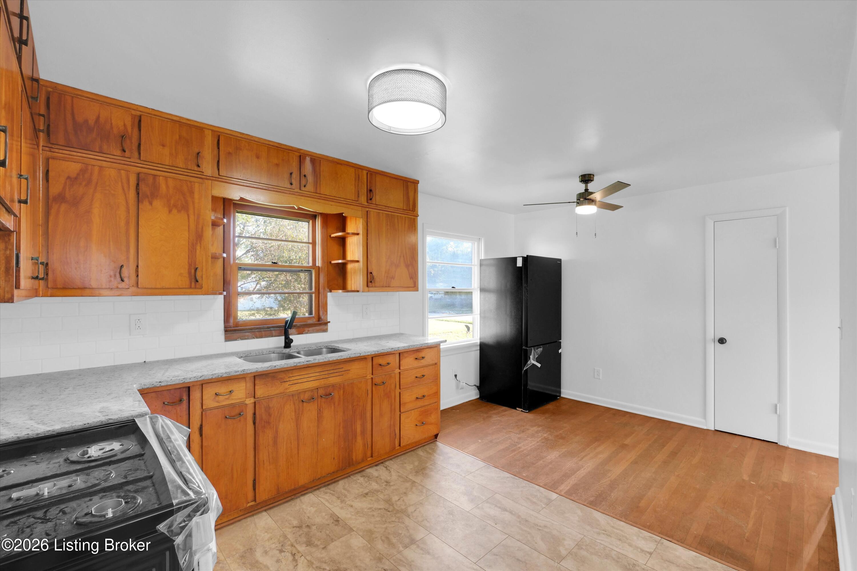 24 W College St Property Photo 10