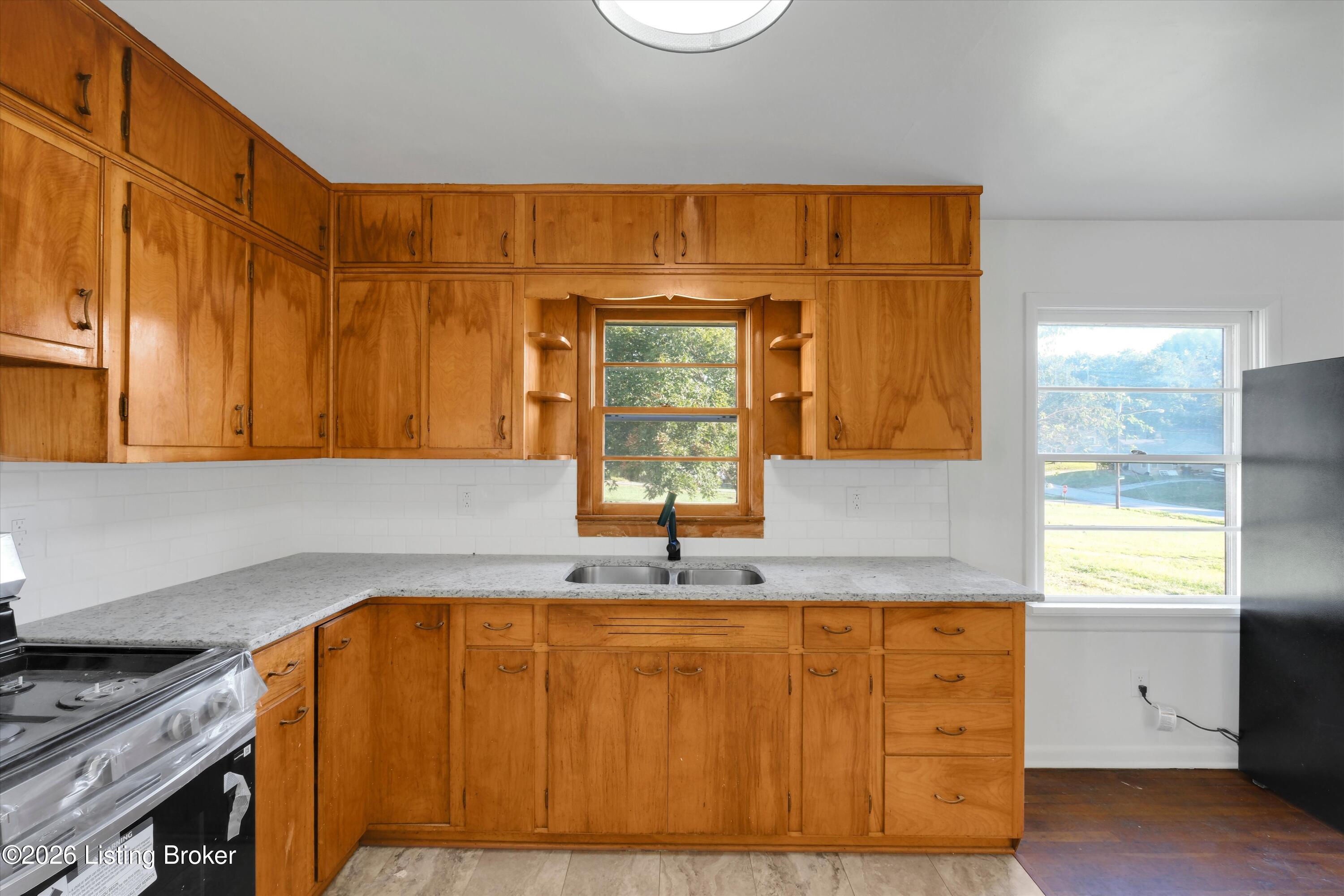 24 W College St Property Photo 12
