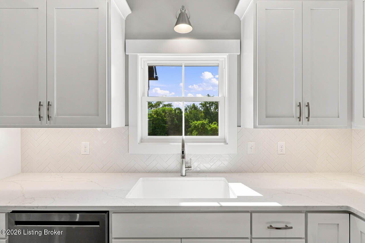 127 Woodford Dr Property Photo 21