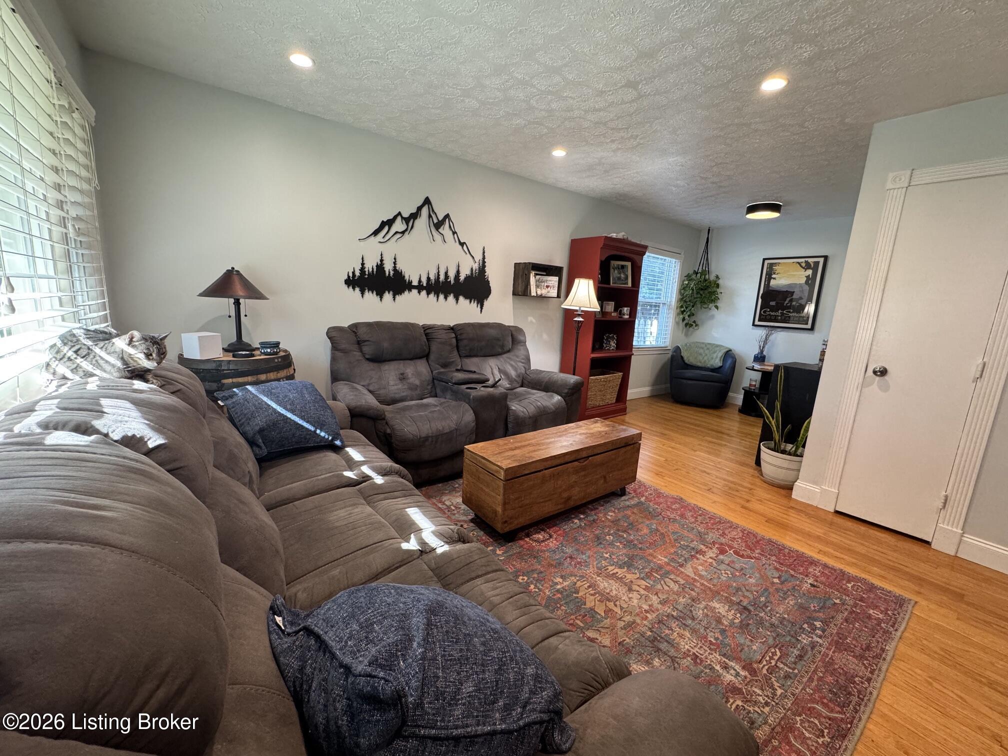 2027 Cedarcrest Dr Property Photo 2