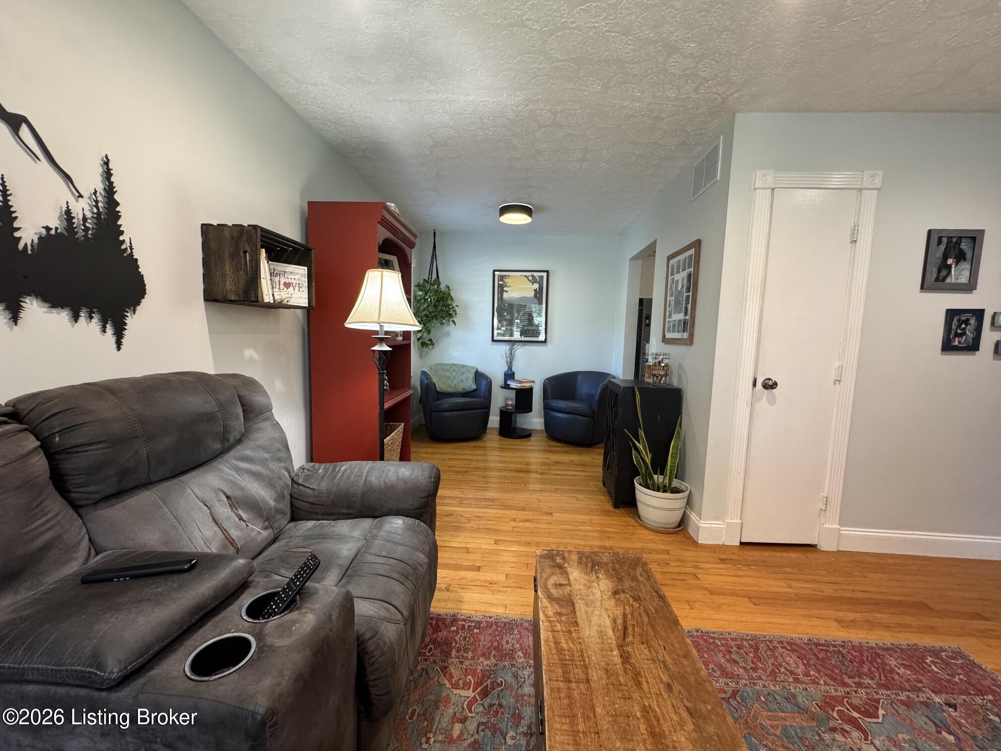 2027 Cedarcrest Dr Property Photo 4