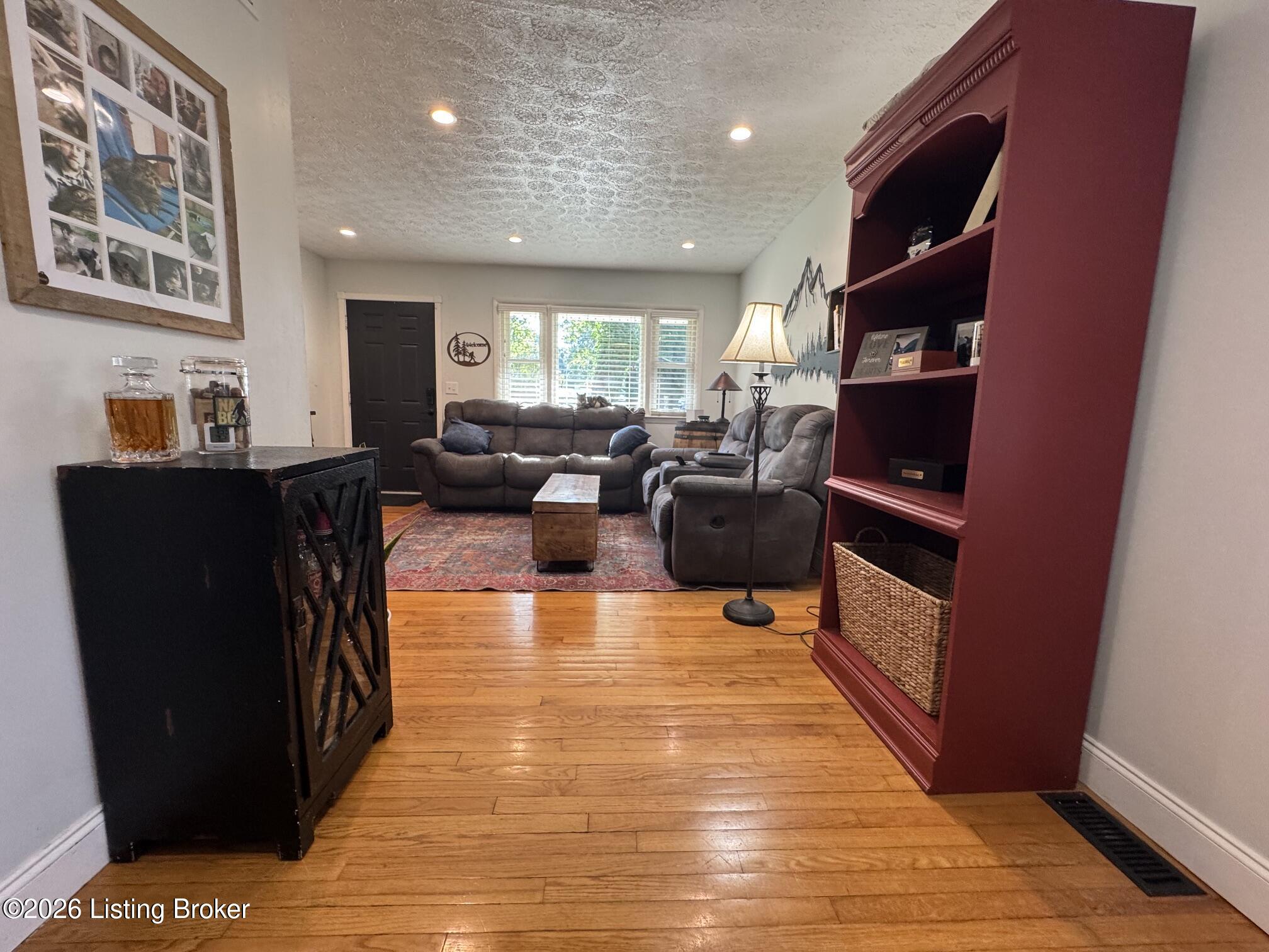 2027 Cedarcrest Dr Property Photo 5