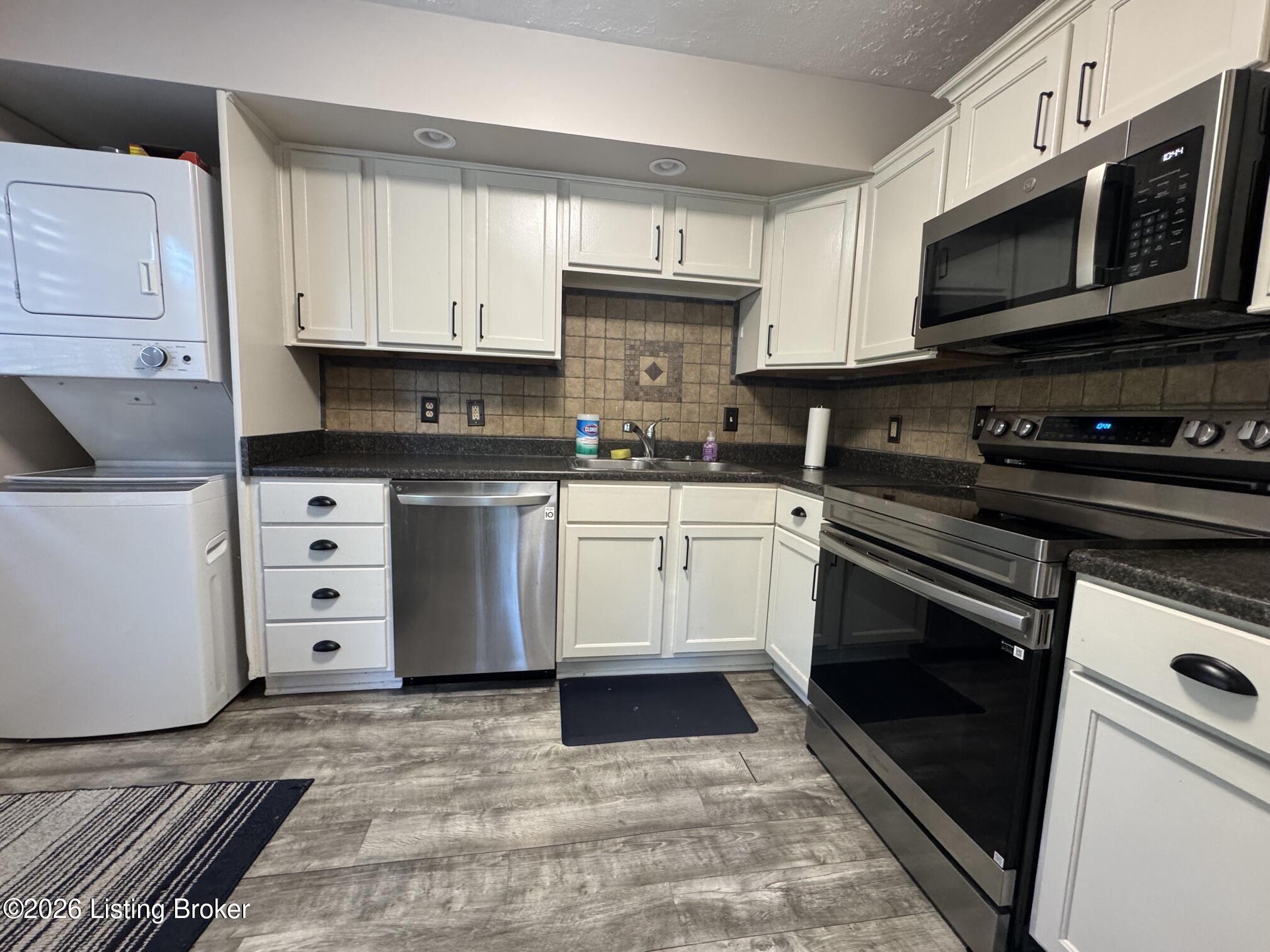 2027 Cedarcrest Dr Property Photo 8