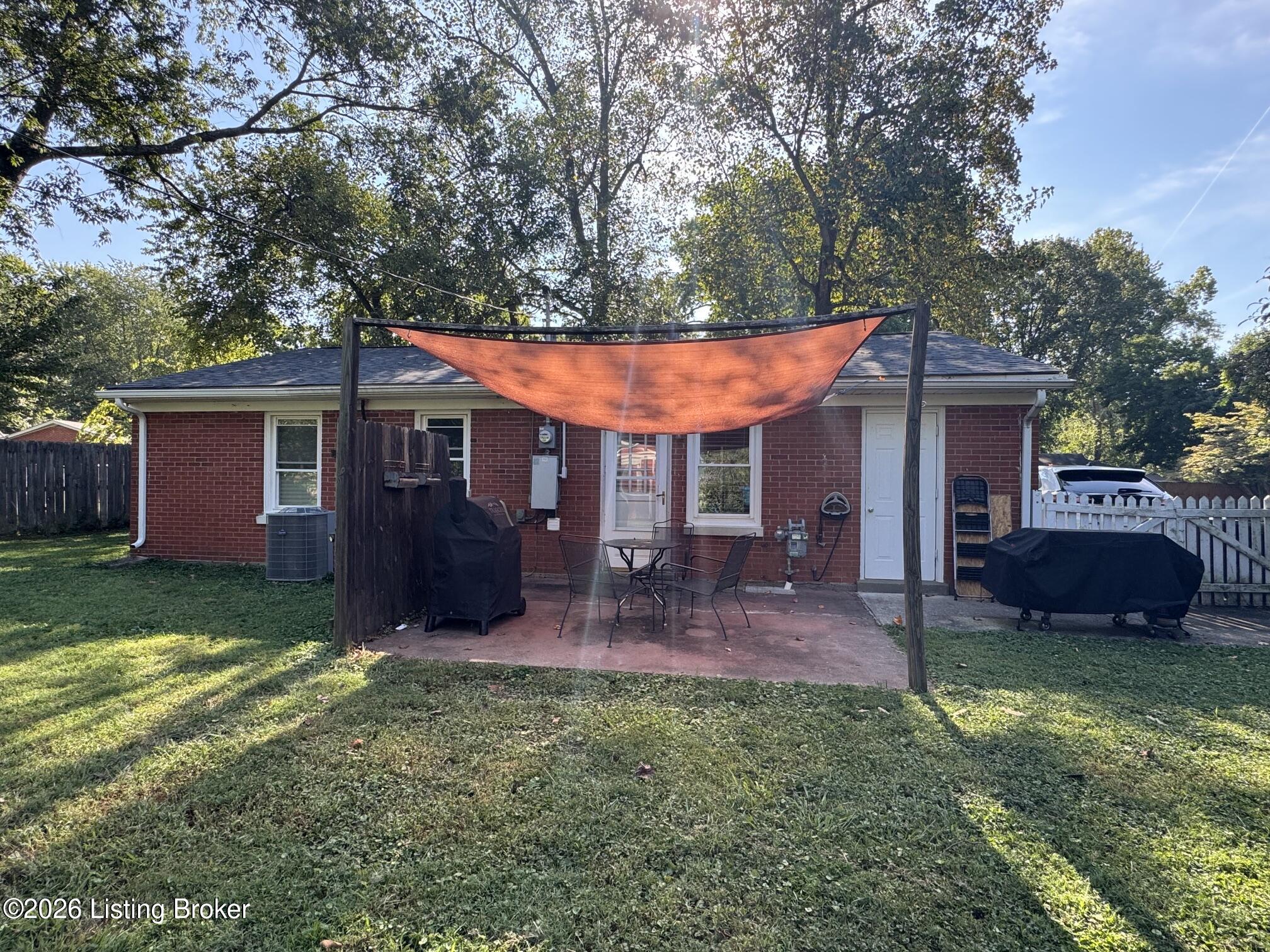 2027 Cedarcrest Dr Property Photo 21