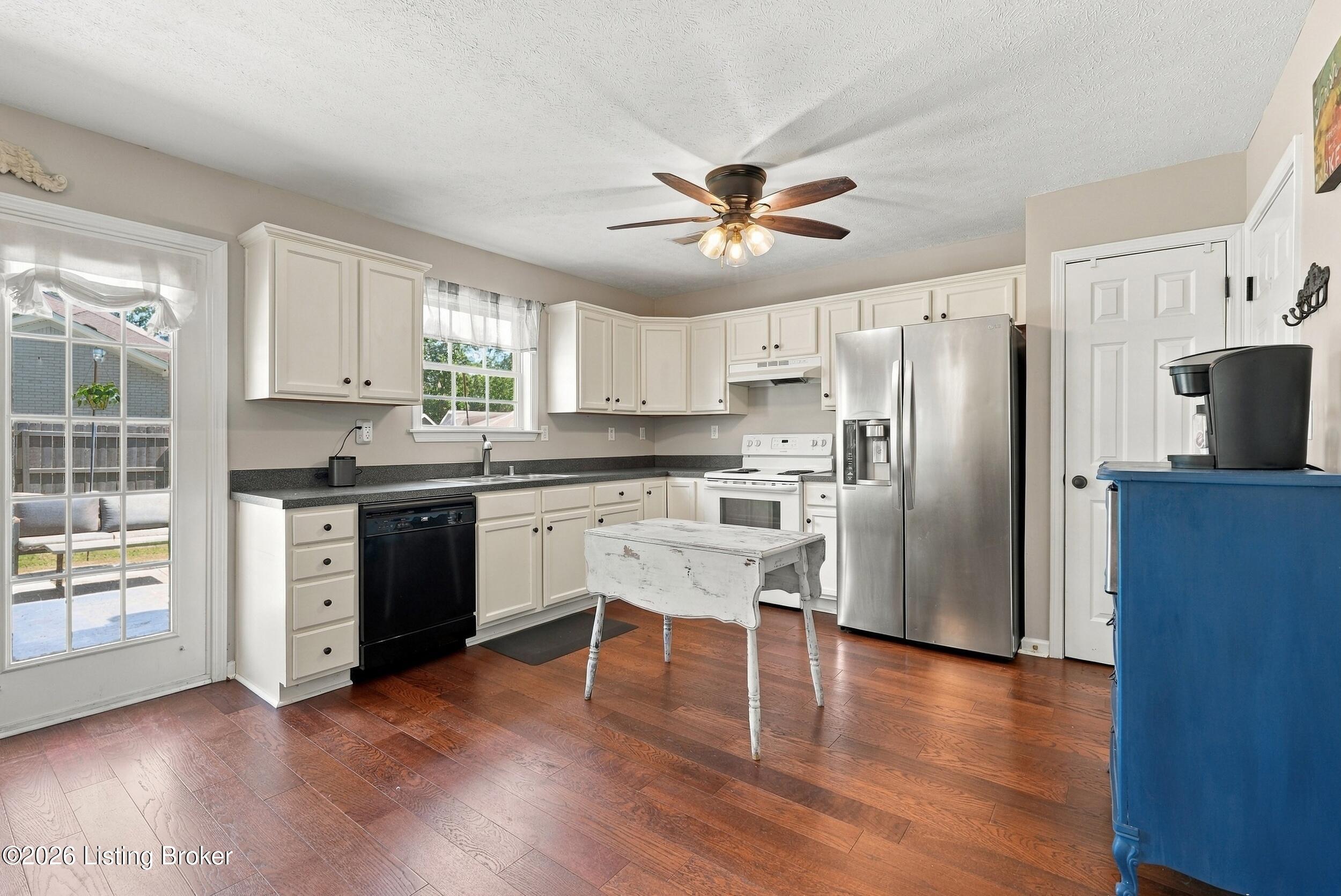 230 Clover Cove Dr Property Photo 7