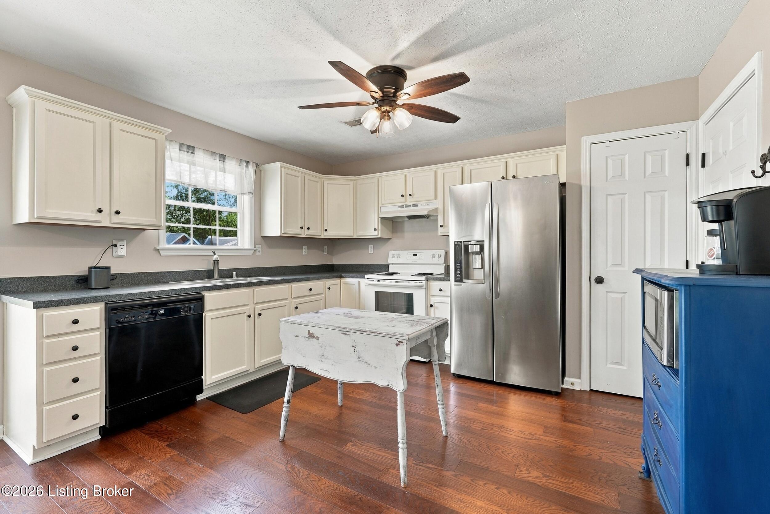 230 Clover Cove Dr Property Photo 8