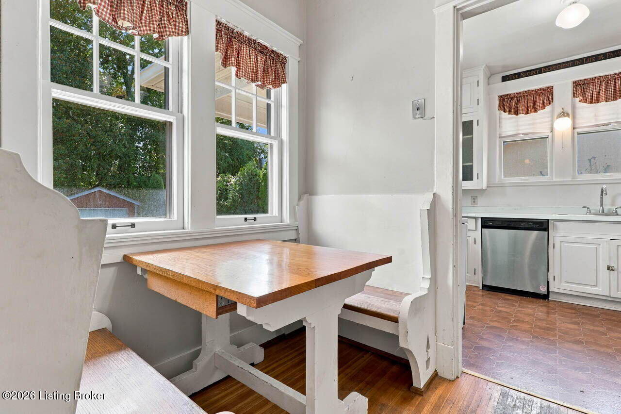 2156 Gladstone Ave Property Photo 8