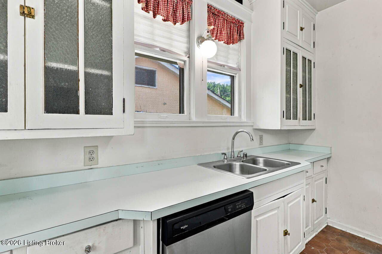 2156 Gladstone Ave Property Photo 10